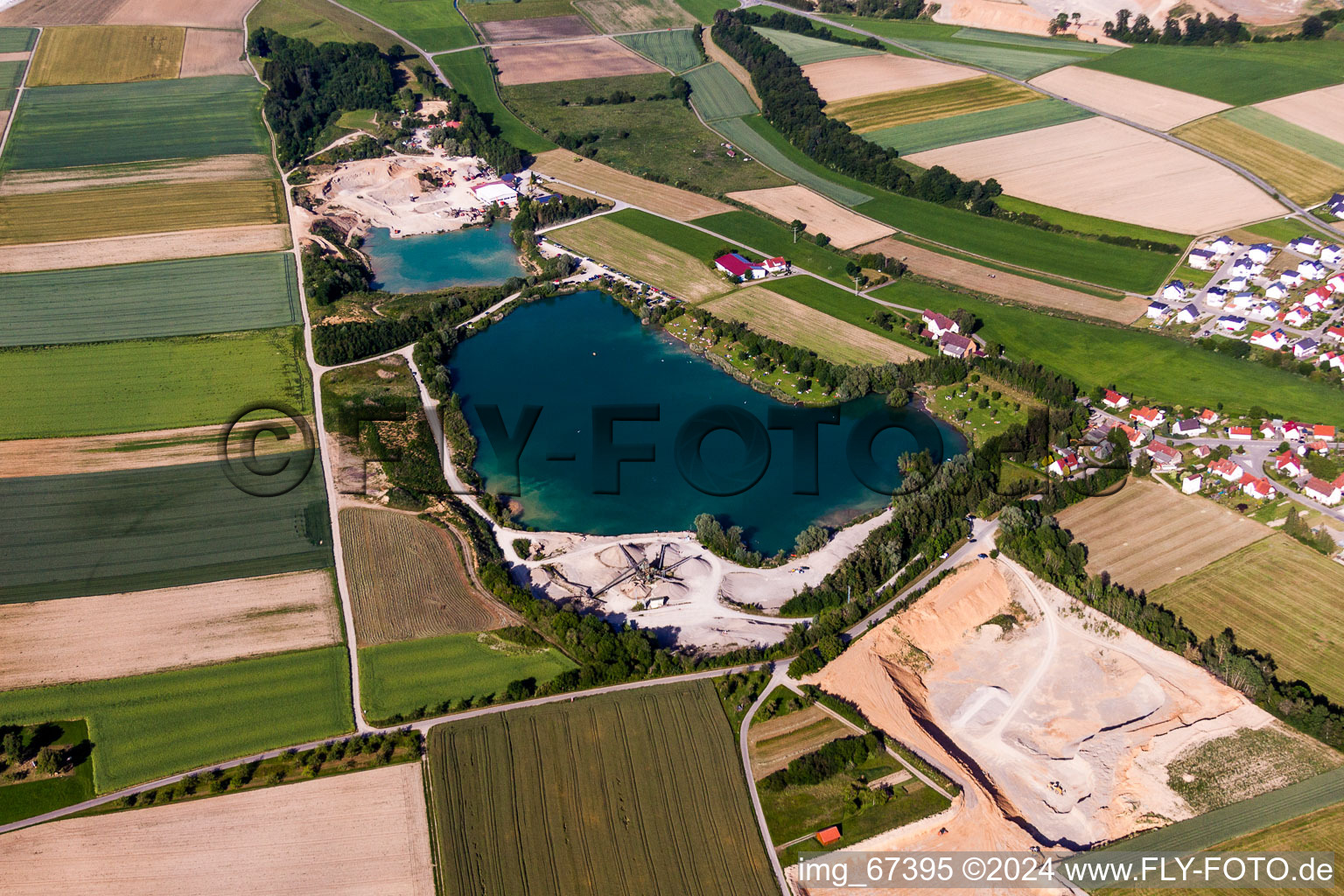 Gelände und Abraum- Flächen des Kies- Tagebau Kieswerk Schäfer GmbH Fritz Neubrand im Ortsteil Alberweiler in Schemmerhofen im Bundesland Baden-Württemberg, Deutschland