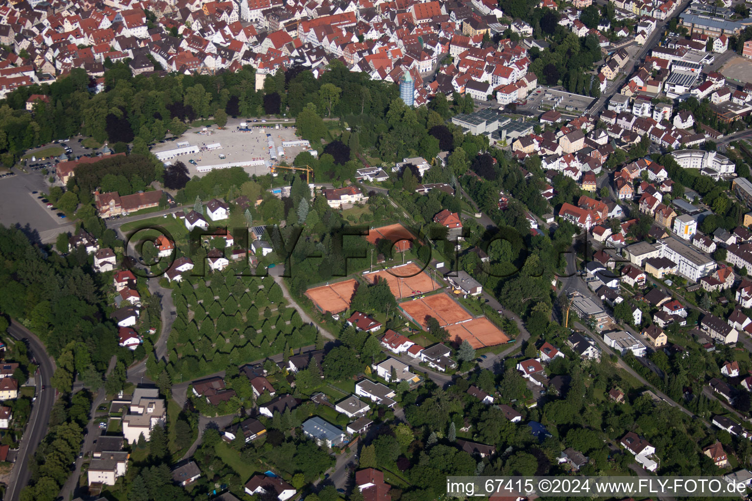 Schrägluftbild von Ortsansicht der Straßen und Häuser der Wohngebiete in Biberach an der Riß im Bundesland Baden-Württemberg, Deutschland