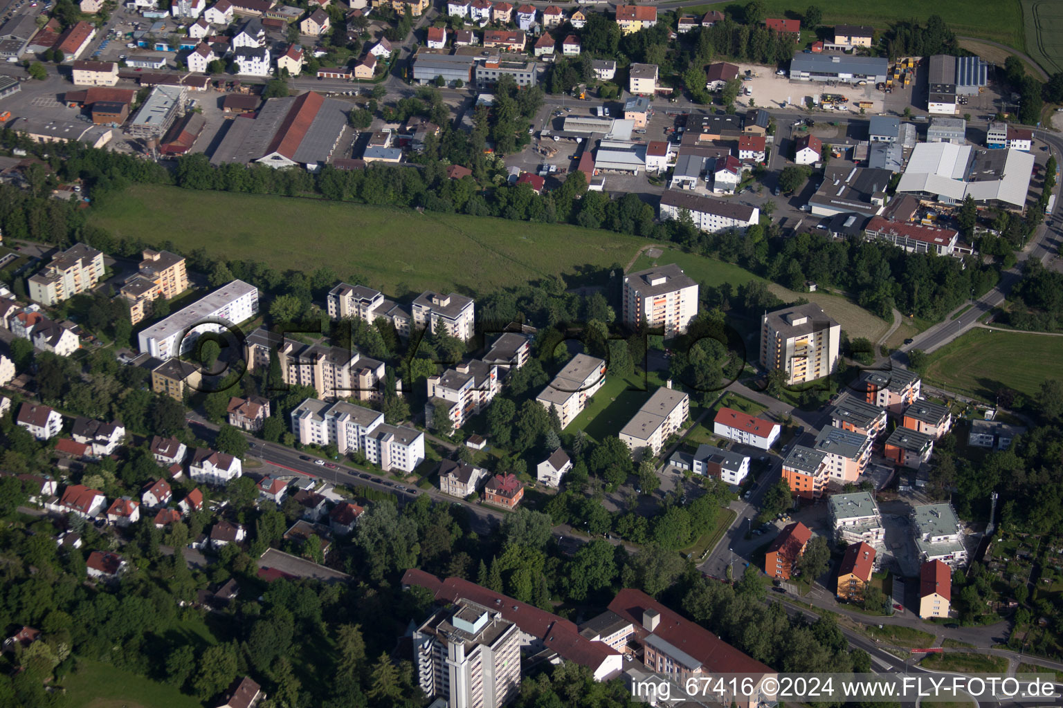 Ortsansicht der Straßen und Häuser der Wohngebiete in Biberach an der Riß im Bundesland Baden-Württemberg, Deutschland von oben