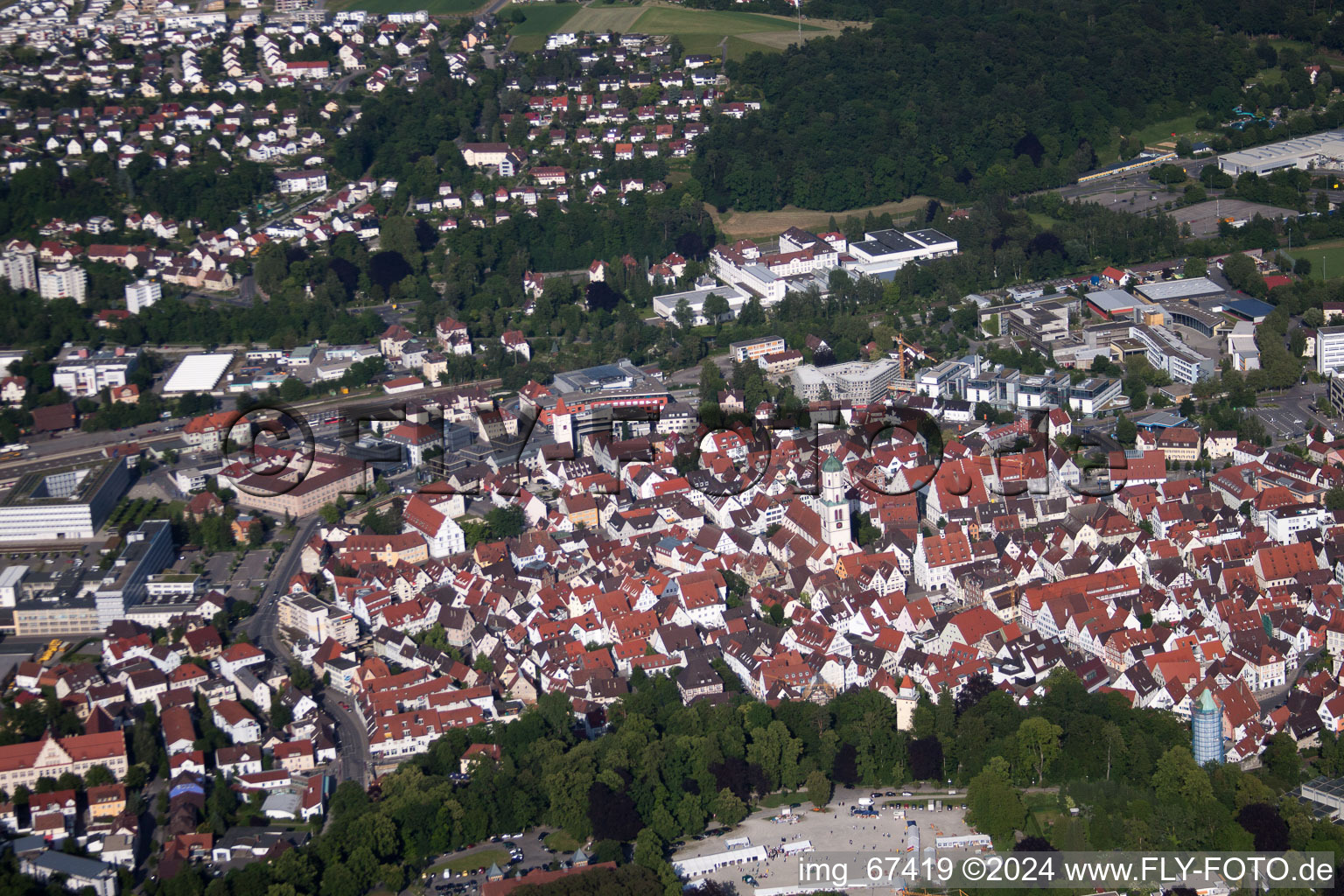 Ortsansicht der Straßen und Häuser der Wohngebiete in Biberach an der Riß im Bundesland Baden-Württemberg, Deutschland von oben gesehen