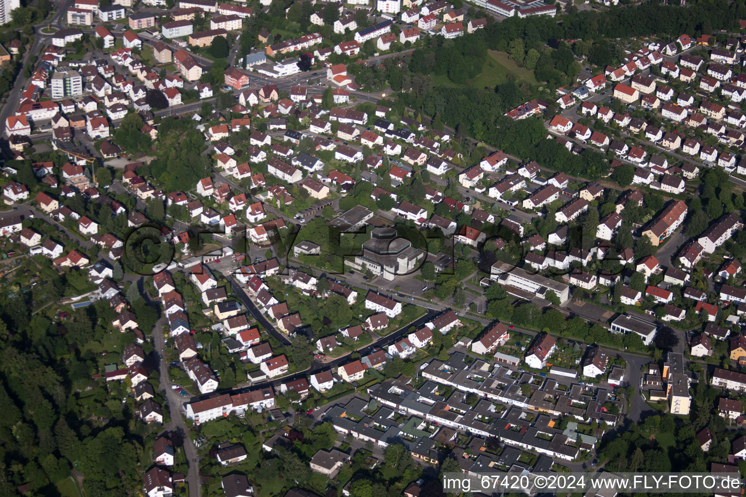 Ortsansicht der Straßen und Häuser der Wohngebiete in Biberach an der Riß im Bundesland Baden-Württemberg, Deutschland vom Flugzeug aus