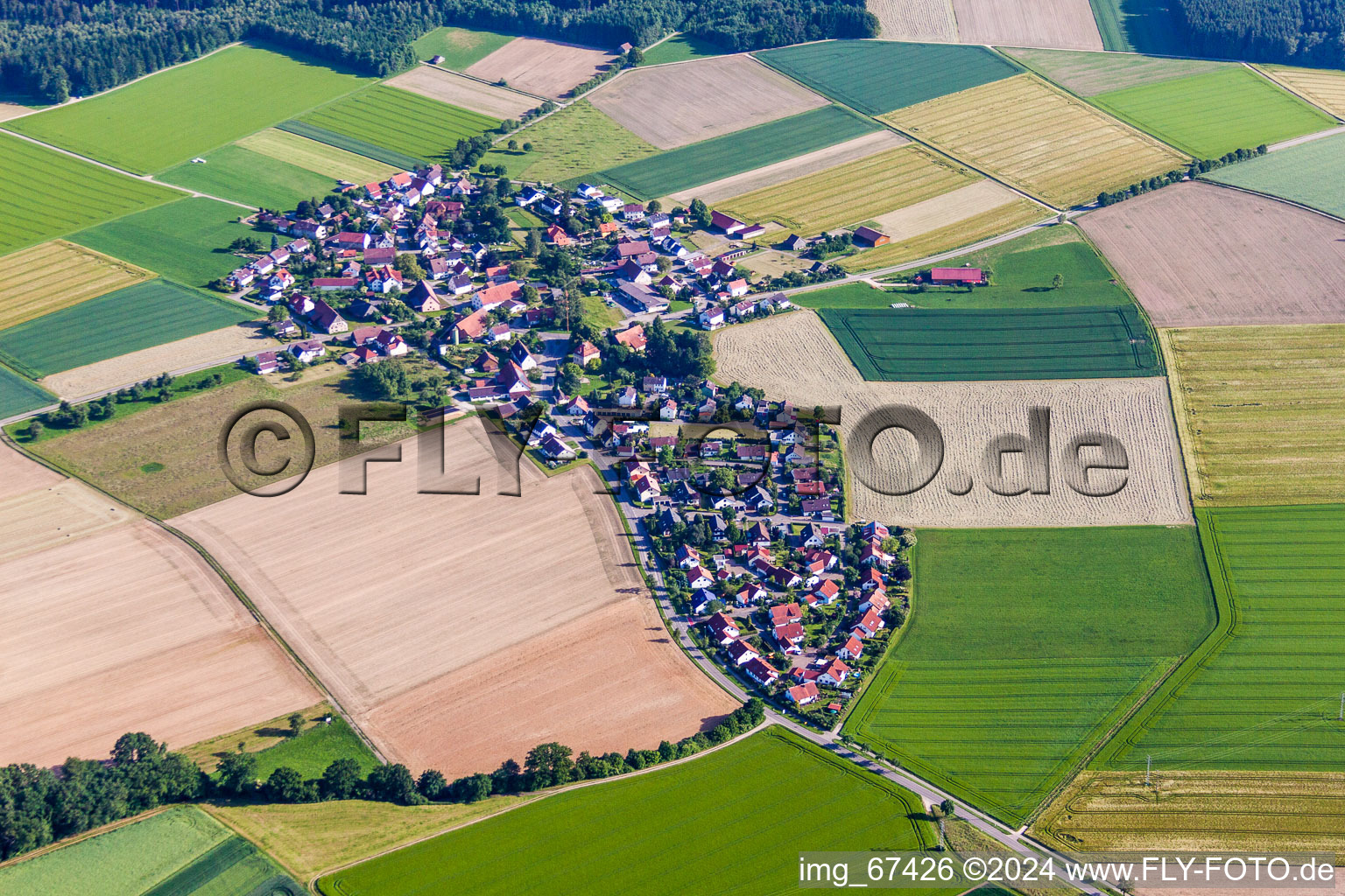 Dorf - Ansicht am Rande von landwirtschaftlichen Feldern und Nutzflächen im Ortsteil Rindenmoos in Biberach an der Riß im Bundesland Baden-Württemberg, Deutschland