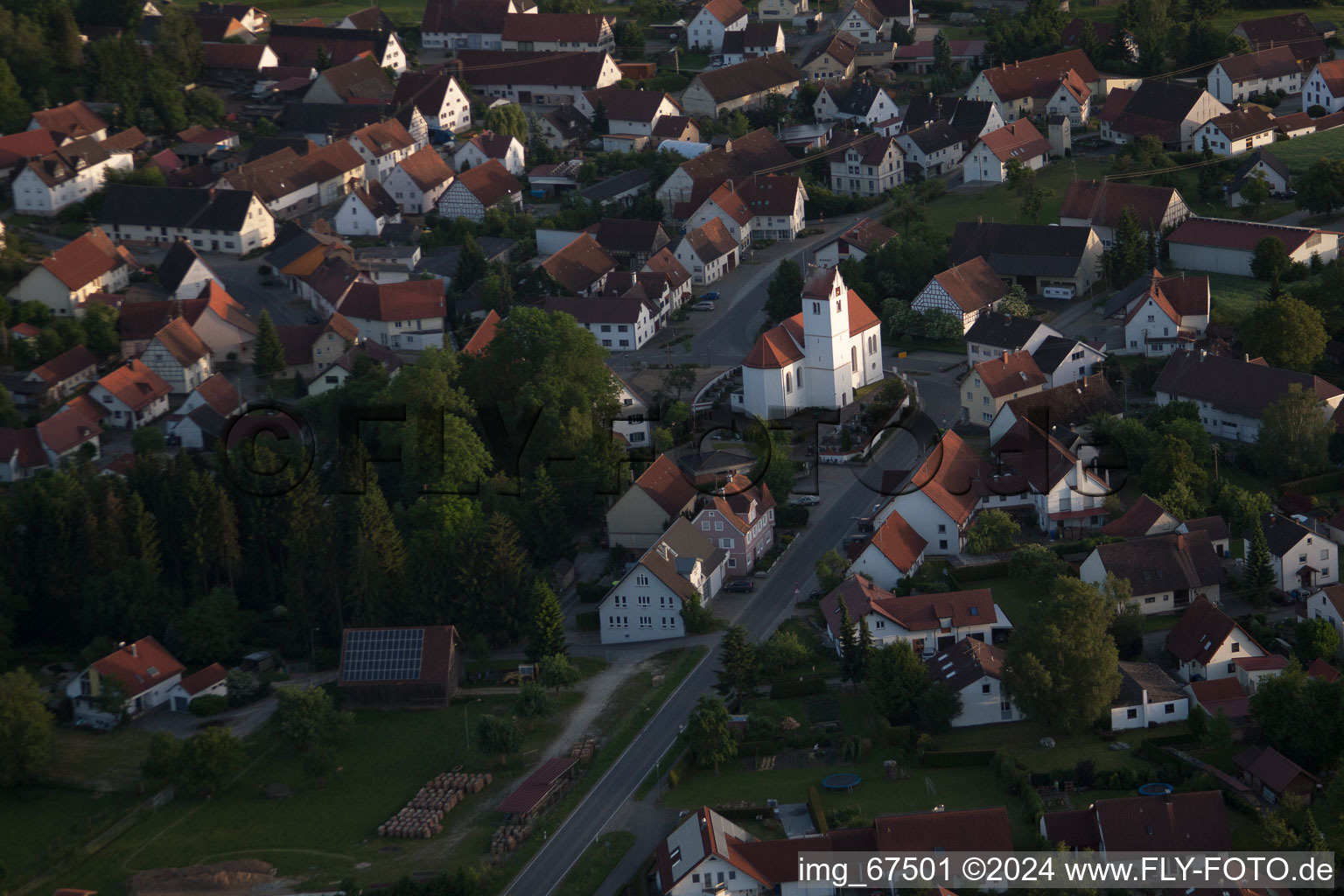 Luftbild von Kirchengebäude im Dorfkern im Ortsteil Kappel in Betzenweiler im Bundesland Baden-Württemberg, Deutschland