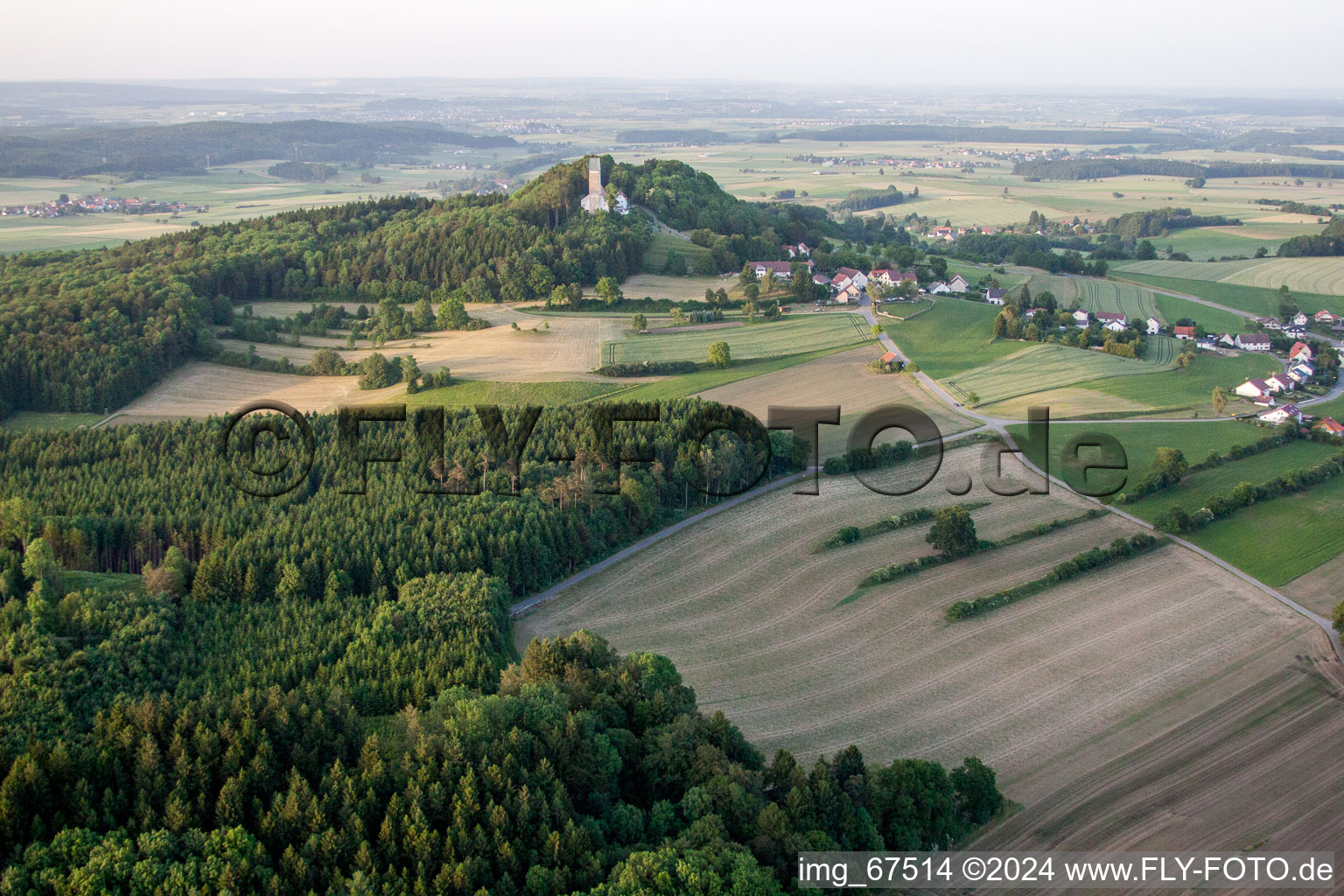 Luftaufnahme von Gipfel Bussen mit Wallfahrtskirche im Ortsteil Offingen in Uttenweiler im Bundesland Baden-Württemberg, Deutschland