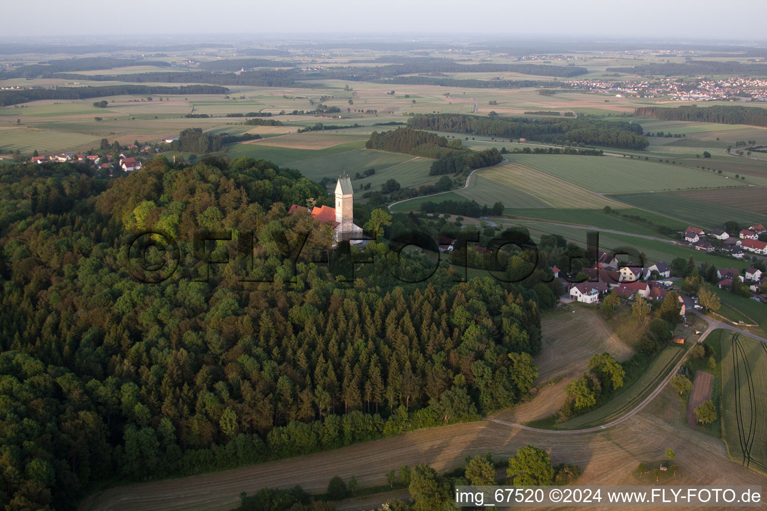 Luftbild von Kirchengebäude der St. Johannes Baptist - Bussenkirche in Uttenweiler im Bundesland Baden-Württemberg, Deutschland
