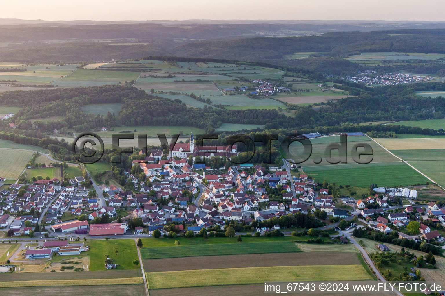 Ortsansicht der Straßen und Häuser der Wohngebiete in Obermarchtal im Bundesland Baden-Württemberg, Deutschland