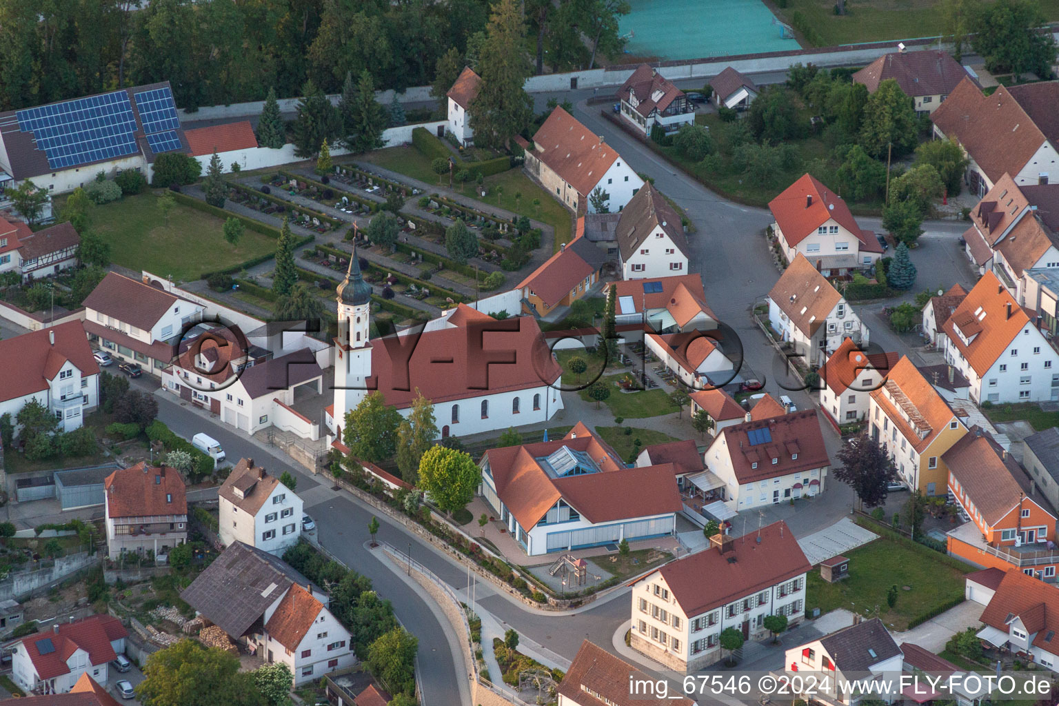 Kirchengebäude im Dorfkern in Obermarchtal im Bundesland Baden-Württemberg, Deutschland