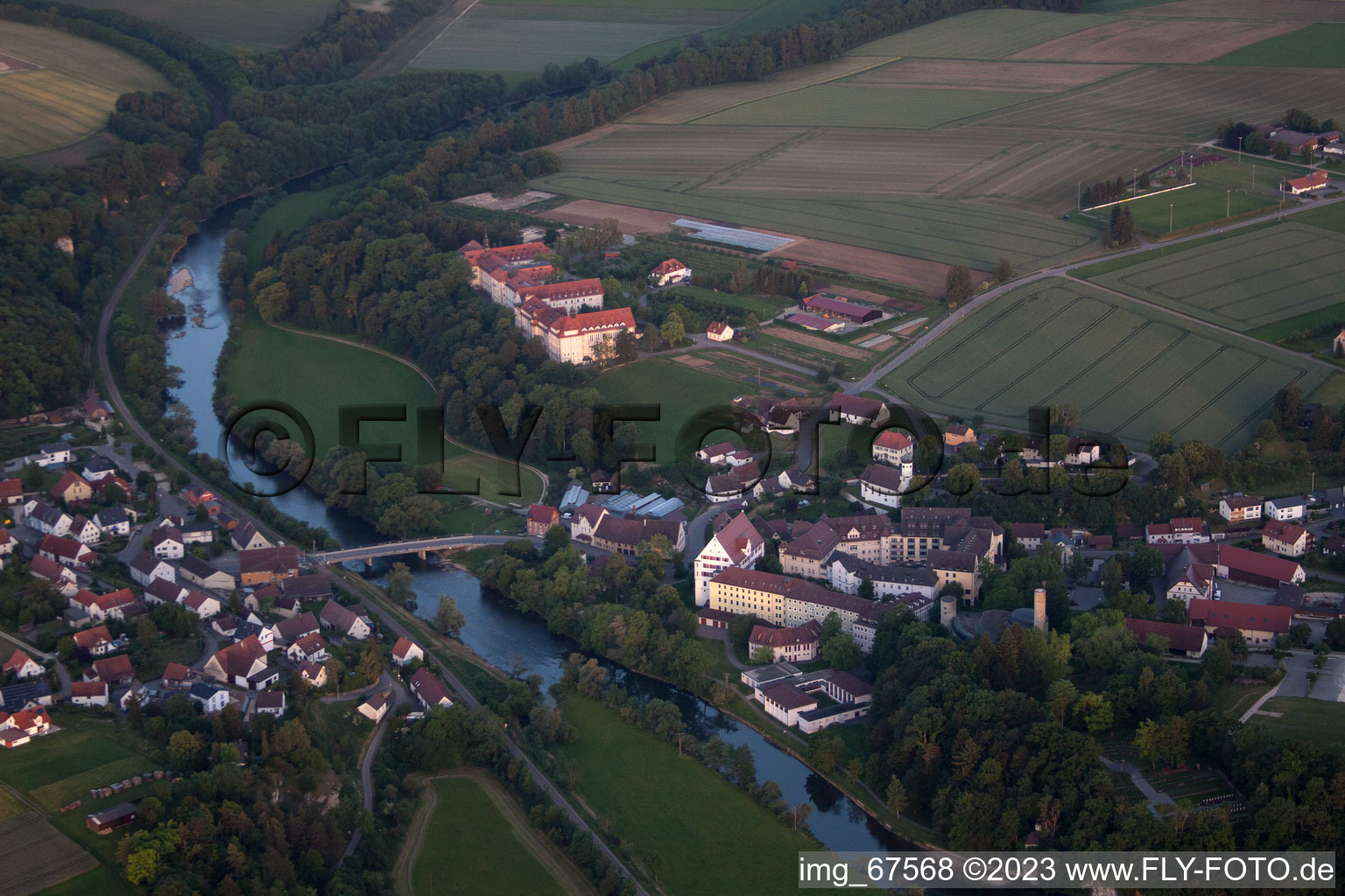 Luftbild von Gebäudekomplex des Klosters Untermarchtal an der Donau in Untermarchtal im Bundesland Baden-Württemberg, Deutschland
