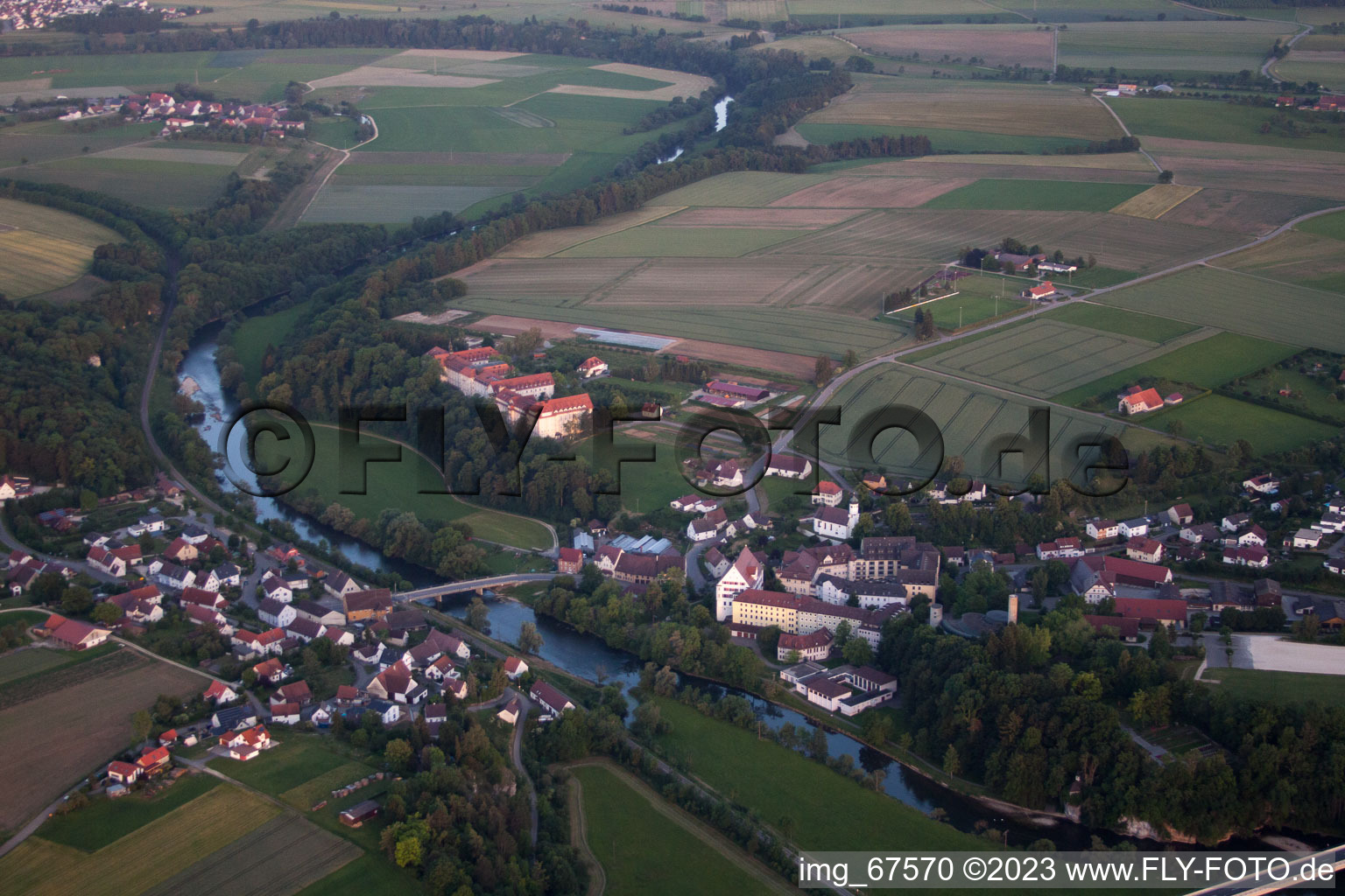 Luftaufnahme von Gebäudekomplex des Klosters Untermarchtal an der Donau in Untermarchtal im Bundesland Baden-Württemberg, Deutschland