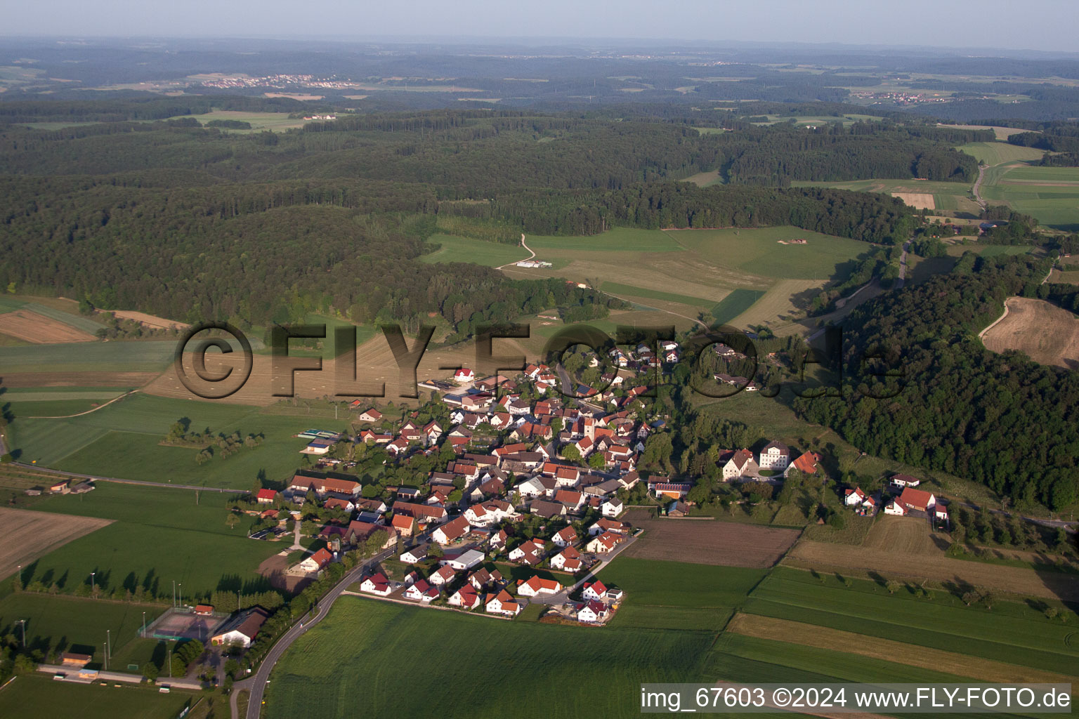 Luftbild von Dorf - Ansicht am Rande von landwirtschaftlichen Feldern und Nutzflächen in Ehingen (Donau) im Bundesland Baden-Württemberg, Deutschland