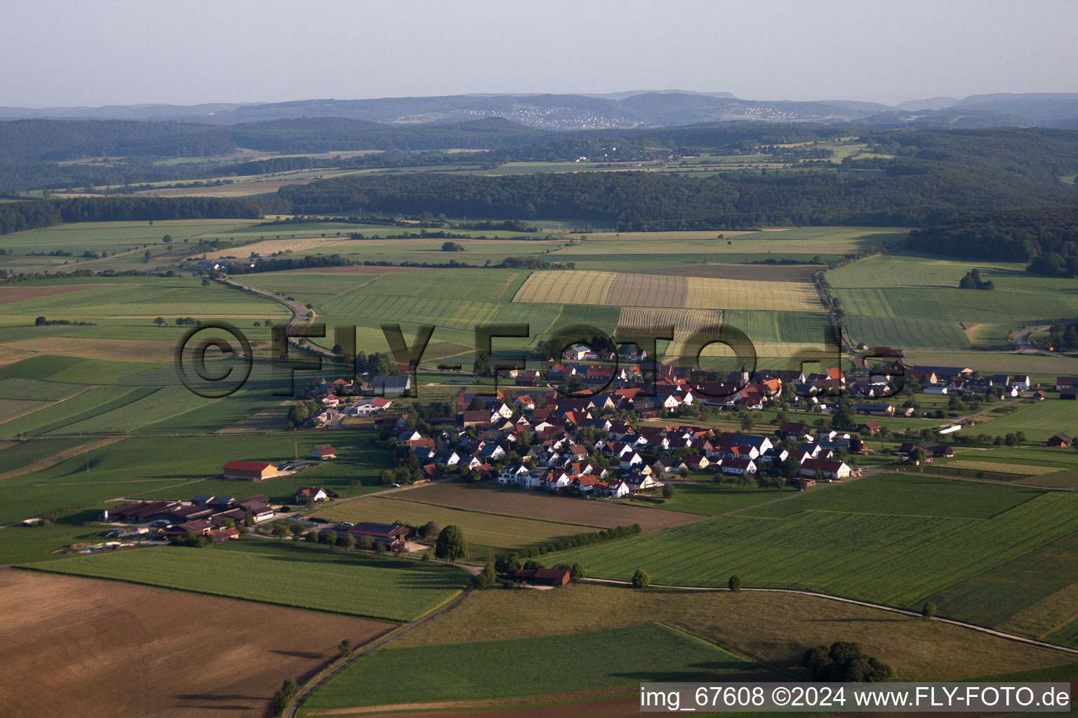 Dorf - Ansicht am Rande von landwirtschaftlichen Feldern und Nutzflächen in Bremelau in Münsingen im Bundesland Baden-Württemberg, Deutschland