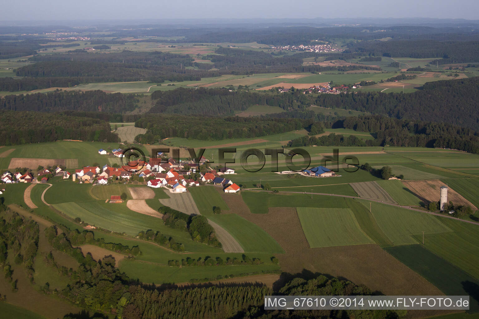 Luftbild von Dorf - Ansicht am Rande von landwirtschaftlichen Feldern und Nutzflächen in Bremelau in Münsingen im Bundesland Baden-Württemberg, Deutschland