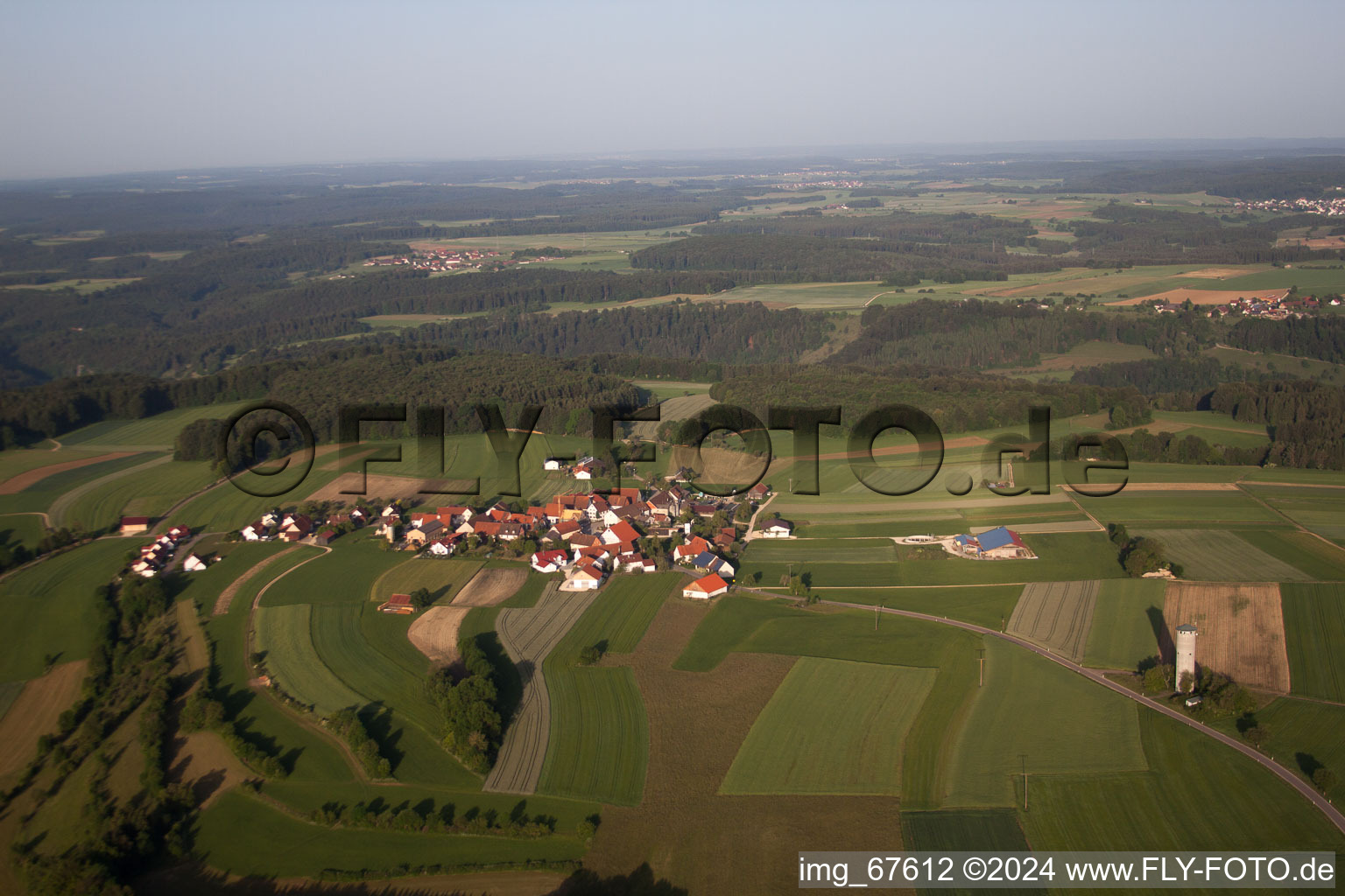 Luftaufnahme von Dorf - Ansicht am Rande von landwirtschaftlichen Feldern und Nutzflächen in Bremelau in Münsingen im Bundesland Baden-Württemberg, Deutschland