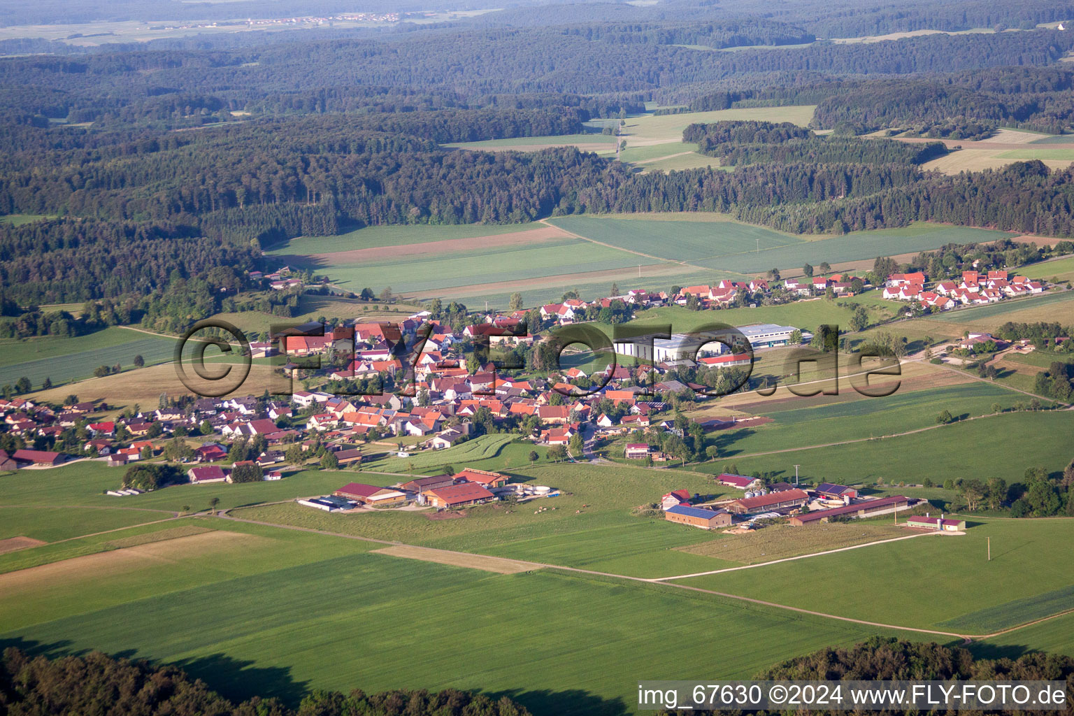 Dorf - Ansicht am Rande von landwirtschaftlichen Feldern und Nutzflächen in Eglingen in Hohenstein im Bundesland Baden-Württemberg, Deutschland