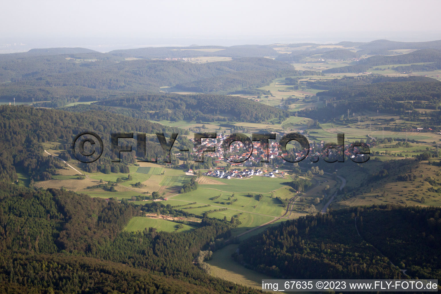 Dorf - Ansicht am Rande von landwirtschaftlichen Feldern und Nutzflächen in Gomadingen im Bundesland Baden-Württemberg, Deutschland