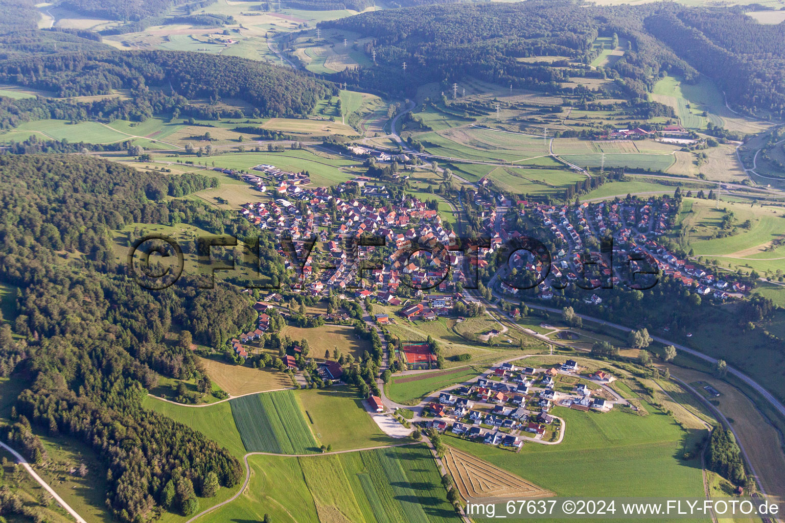 Luftbild von Dorf - Ansicht am Rande von landwirtschaftlichen Feldern und Nutzflächen in Gomadingen im Bundesland Baden-Württemberg, Deutschland