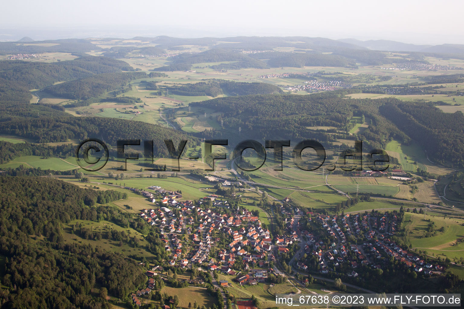 Luftaufnahme von Dorf - Ansicht am Rande von landwirtschaftlichen Feldern und Nutzflächen in Gomadingen im Bundesland Baden-Württemberg, Deutschland