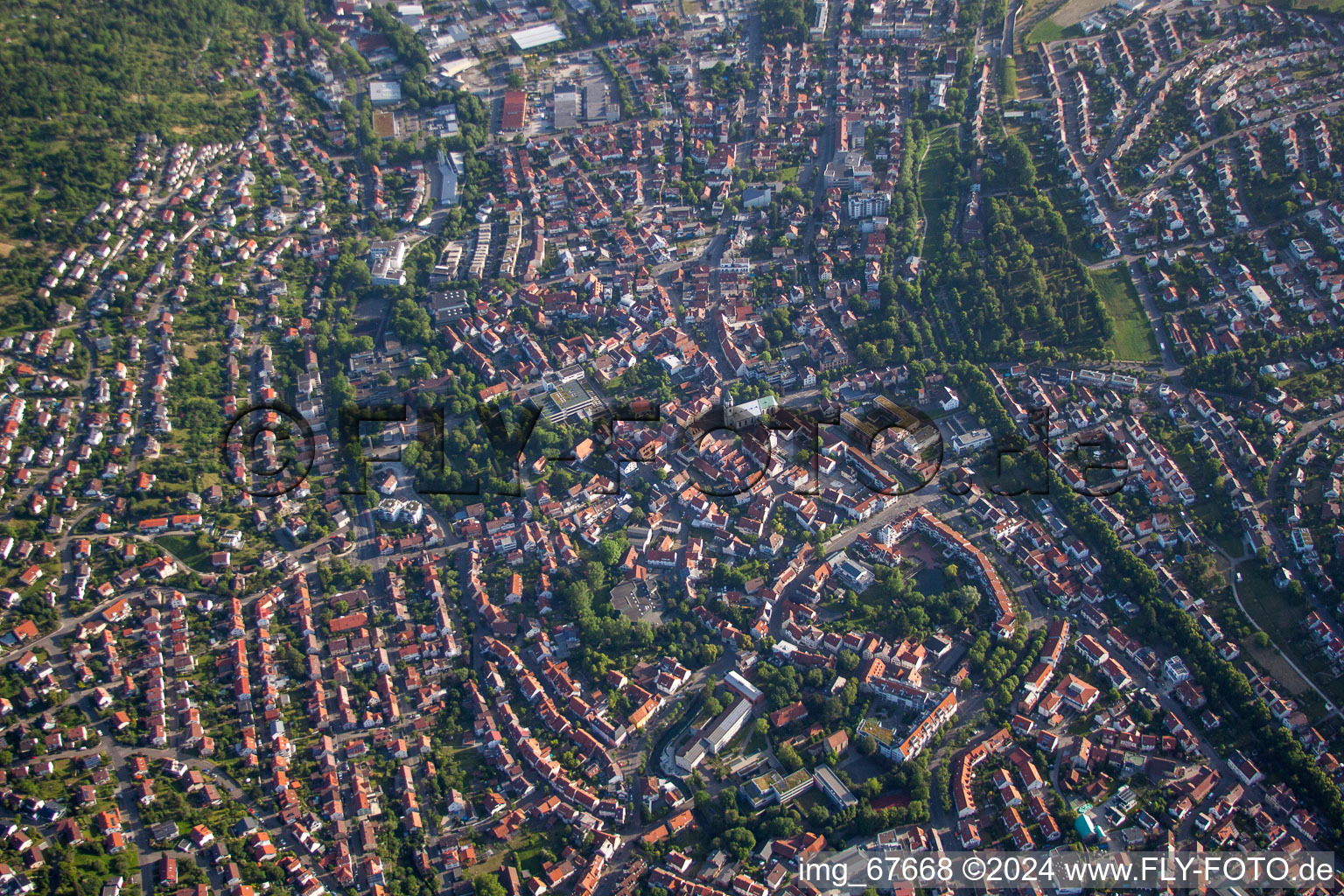 Luftbild von Stadtansicht vom Innenstadtbereich in Pfullingen im Bundesland Baden-Württemberg, Deutschland
