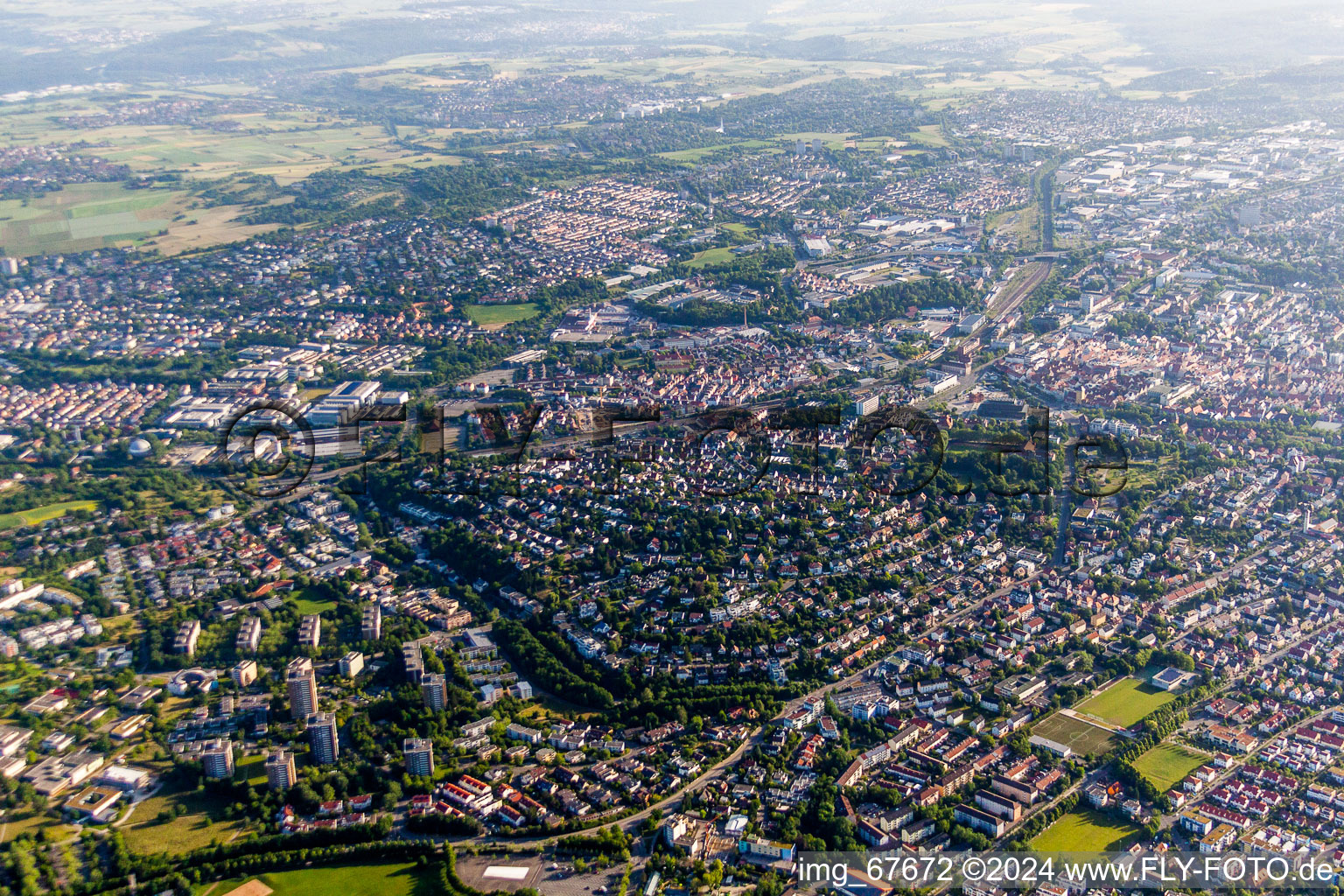 Ortsansicht der Straßen und Häuser der Wohngebiete in Reutlingen im Bundesland Baden-Württemberg, Deutschland