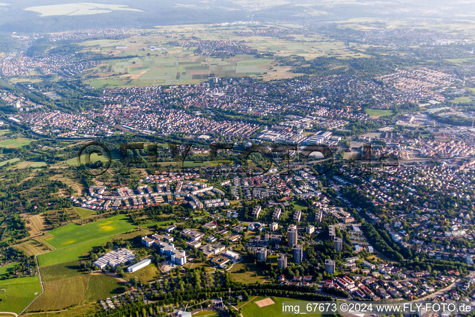 Ortsansicht der Straßen und Häuser der Wohngebiete im Ortsteil Ringelbach in Reutlingen im Bundesland Baden-Württemberg, Deutschland