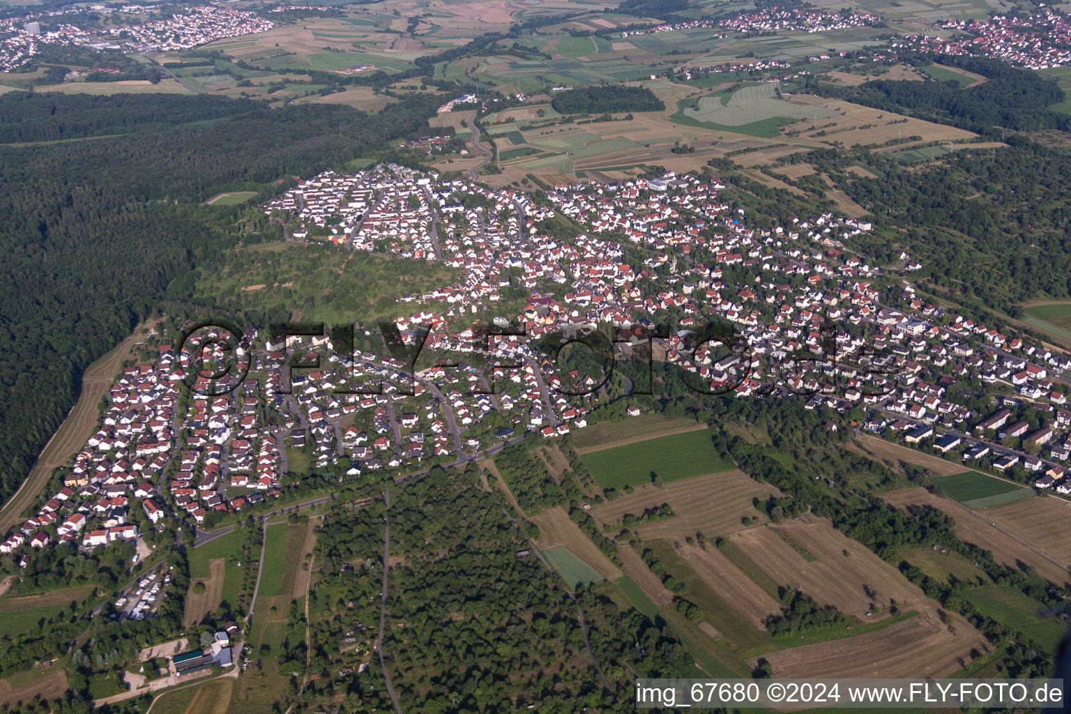 Ortsansicht der Straßen und Häuser der Wohngebiete im Ortsteil Ohmenhausen in Reutlingen im Bundesland Baden-Württemberg, Deutschland