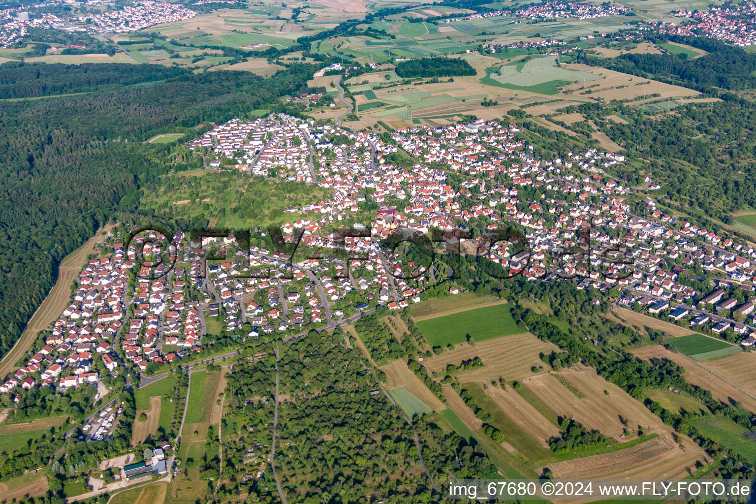 Ortsansicht der Straßen und Häuser der Wohngebiete im Ortsteil Ohmenhausen in Reutlingen im Bundesland Baden-Württemberg, Deutschland