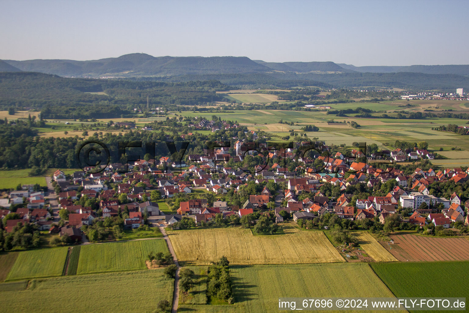 Dorf - Ansicht am Rande von landwirtschaftlichen Feldern und Nutzflächen im Ortsteil Mähringen in Kusterdingen im Bundesland Baden-Württemberg, Deutschland