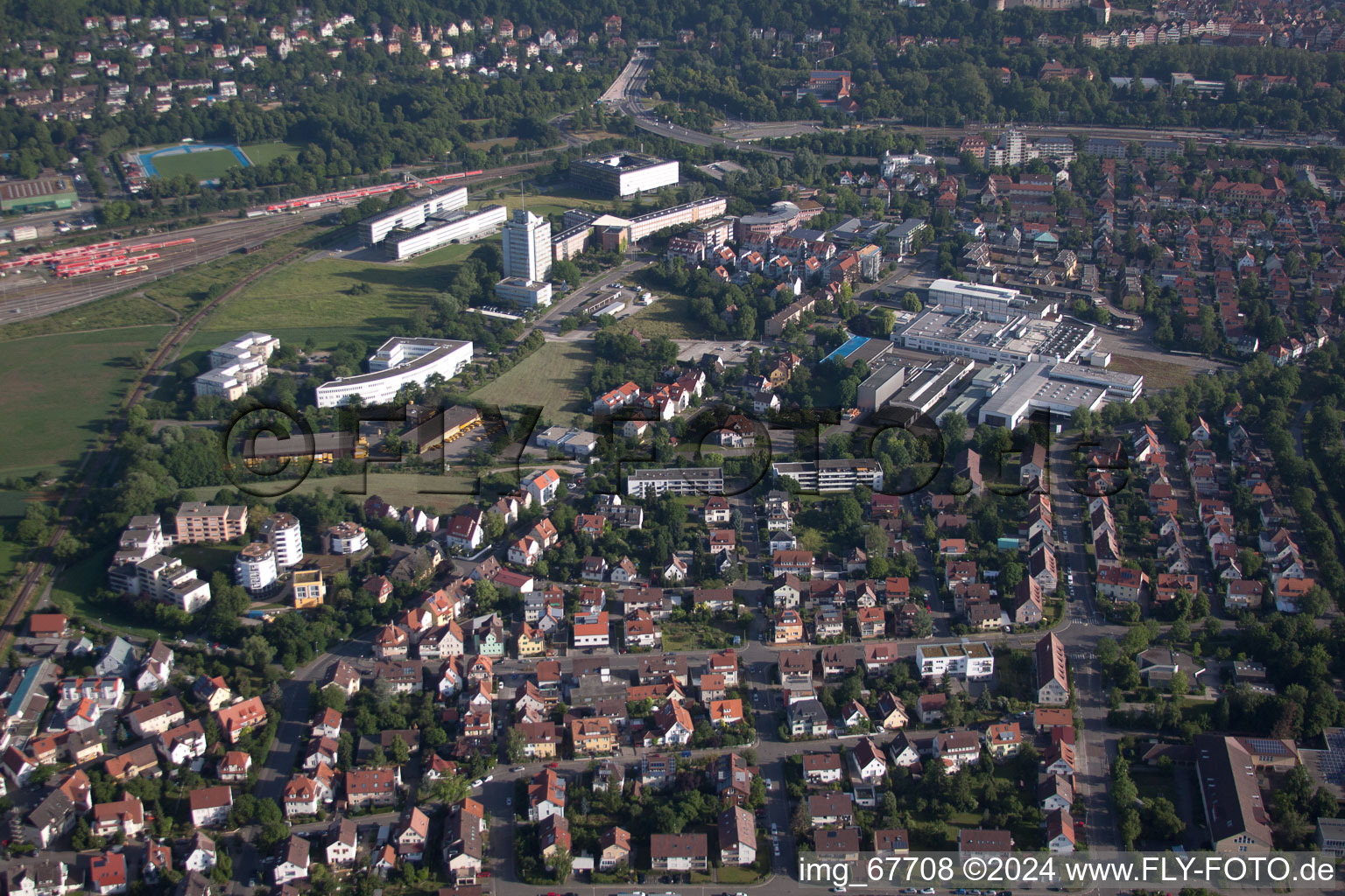 Ortsansicht der Straßen und Häuser der Wohngebiete im Ortsteil Derendingen in Tübingen im Bundesland Baden-Württemberg, Deutschland