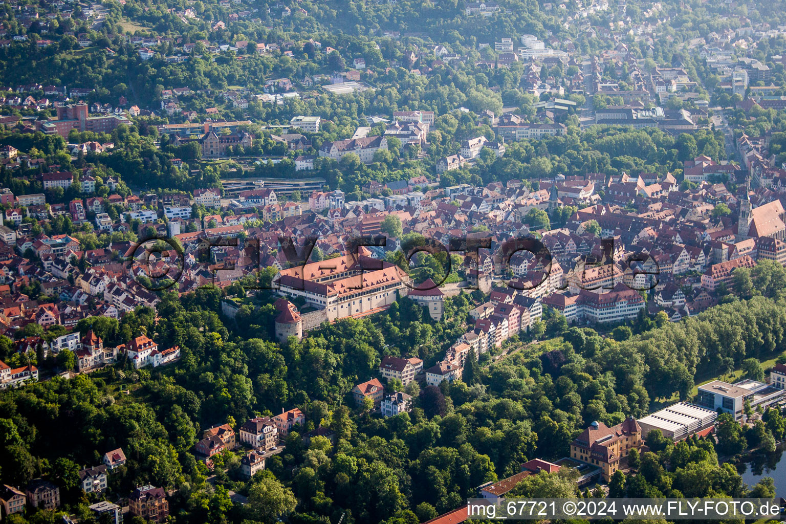 Luftaufnahme von Burganlage des Schloß Schloss Hohentübingen mit Museum Alte Kulturen | in Tübingen im Bundesland Baden-Württemberg, Deutschland
