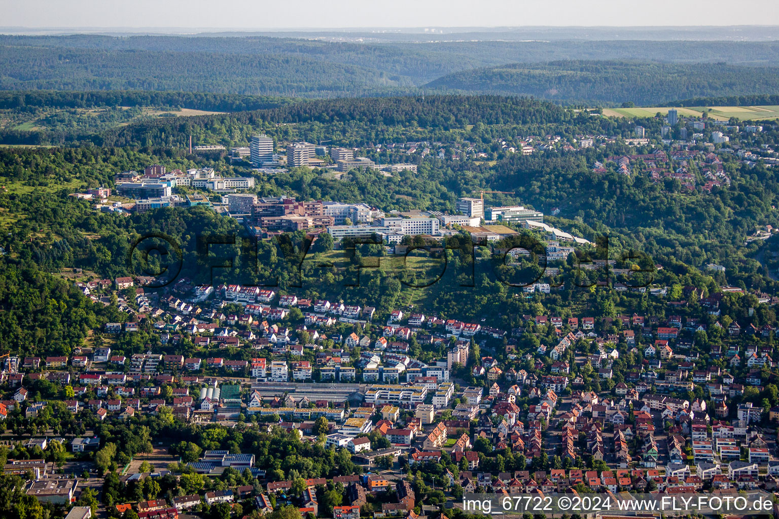 Luftaufnahme von Klinikgelände des Krankenhauses Medizinische Universitätsklinik auf dem Schnarrenberg in Tübingen im Bundesland Baden-Württemberg, Deutschland