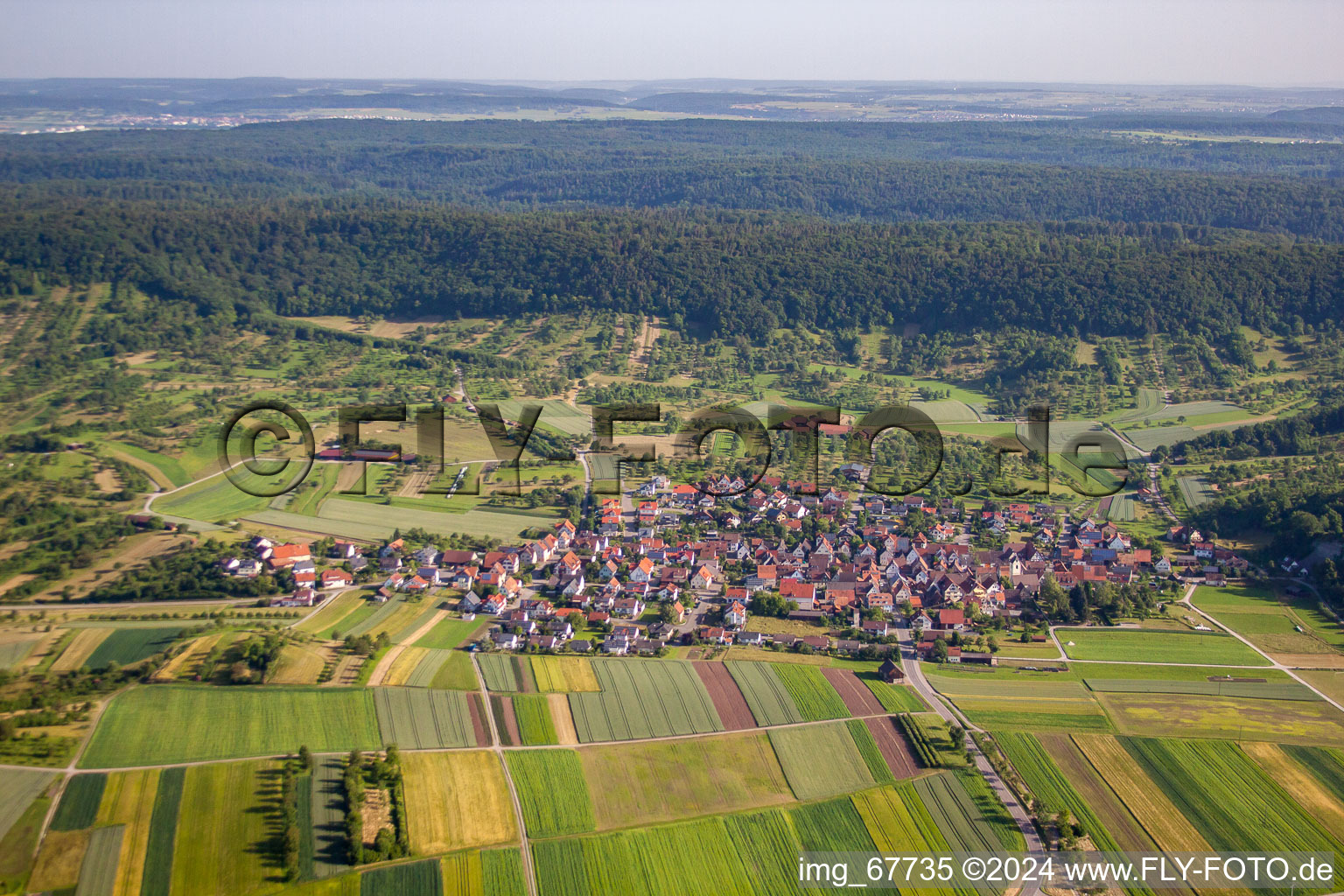 Dorf - Ansicht am Rande von landwirtschaftlichen Feldern und Nutzflächen im Ortsteil Breitenholz in Ammerbuch im Bundesland Baden-Württemberg, Deutschland