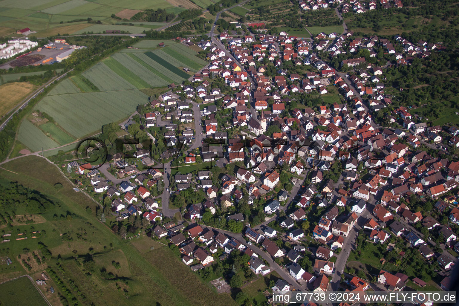 Dorf - Ansicht am Rande von landwirtschaftlichen Feldern und Nutzflächen im Ortsteil Kayh in Herrenberg im Bundesland Baden-Württemberg, Deutschland