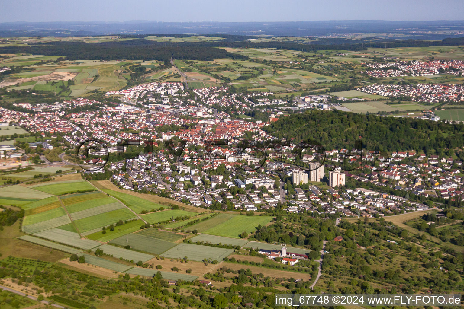 Stadtgebiet um dem Schloßberg mit Außenbezirken und Innenstadtbereich in Herrenberg im Bundesland Baden-Württemberg, Deutschland