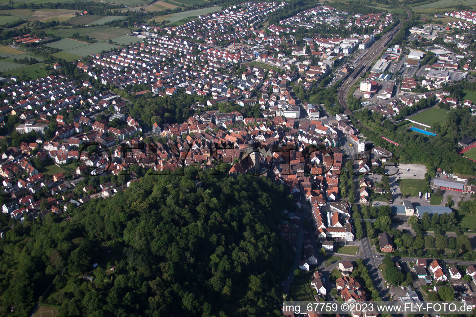 Luftbild von Schloßberg und Stiftskirche von Osten in Herrenberg im Bundesland Baden-Württemberg, Deutschland