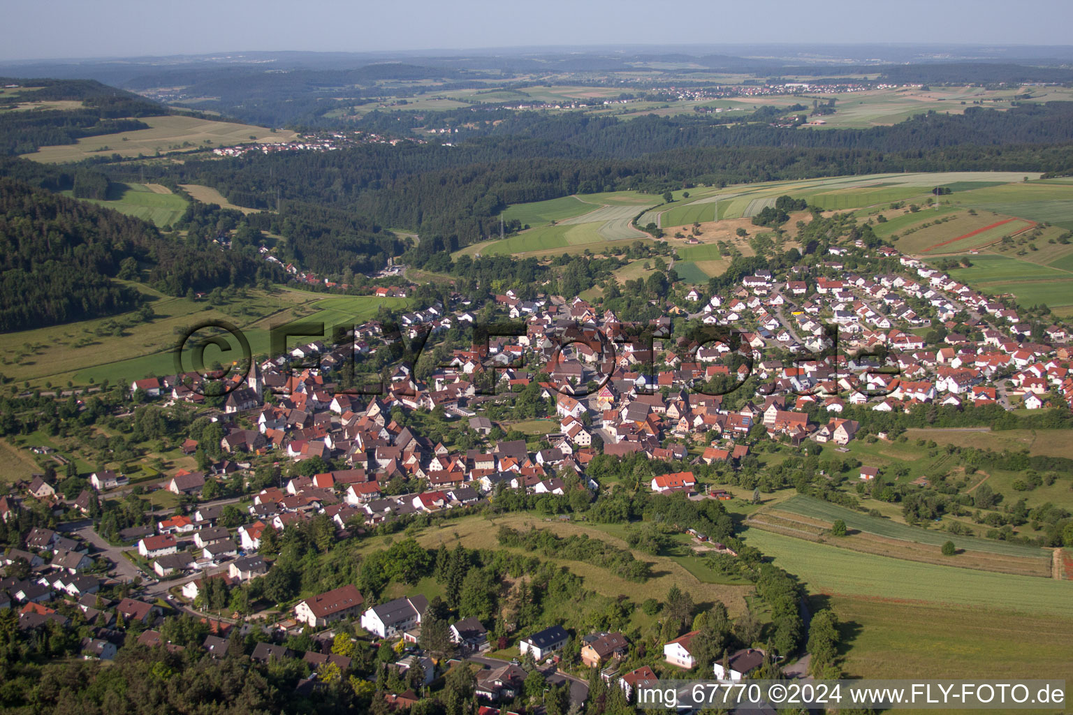 Dorf - Ansicht am Rande von landwirtschaftlichen Feldern und Nutzflächen Gültlingen-Calw im Bundesland Baden-Württemberg, Deutschland