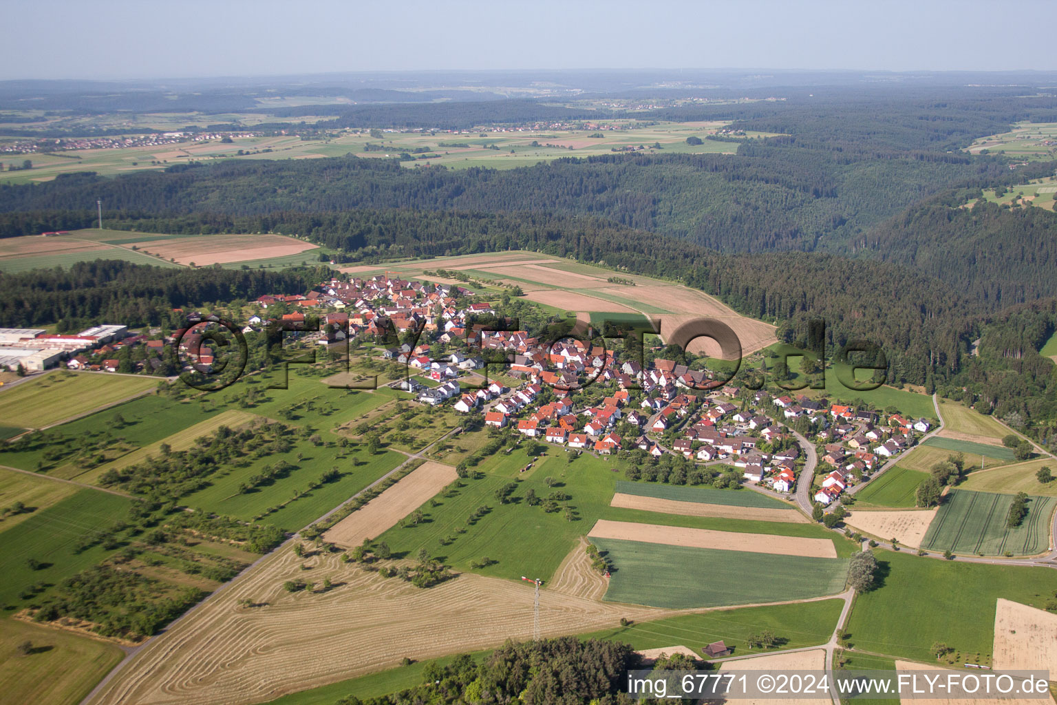 Luftbild von Dorf - Ansicht am Rande von landwirtschaftlichen Feldern und Nutzflächen Gültlingen-Calw im Bundesland Baden-Württemberg, Deutschland