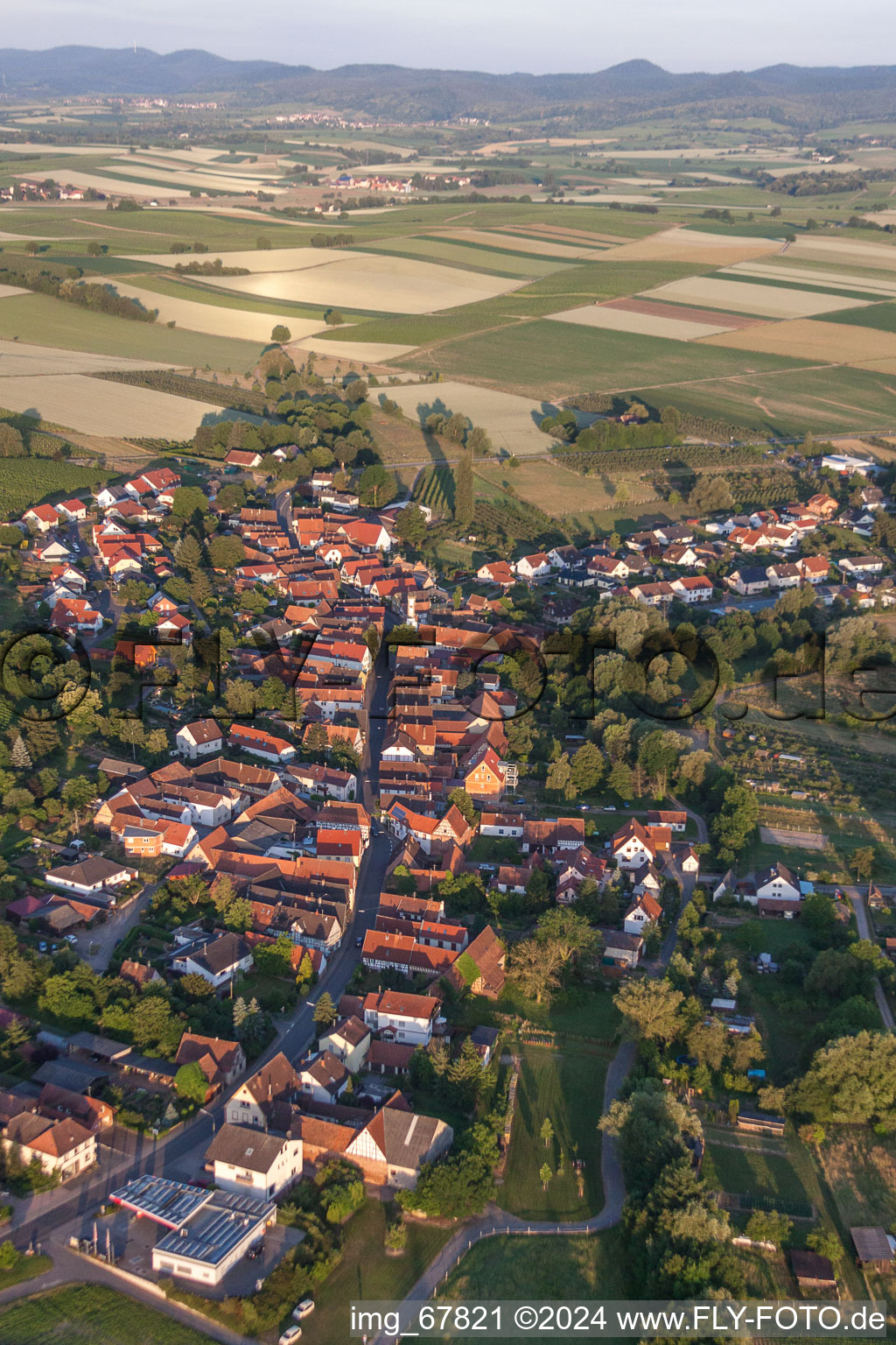 Schrägluftbild von Dorf - Ansicht am Rande von landwirtschaftlichen Feldern und Nutzflächen in Oberhausen im Bundesland Rheinland-Pfalz, Deutschland