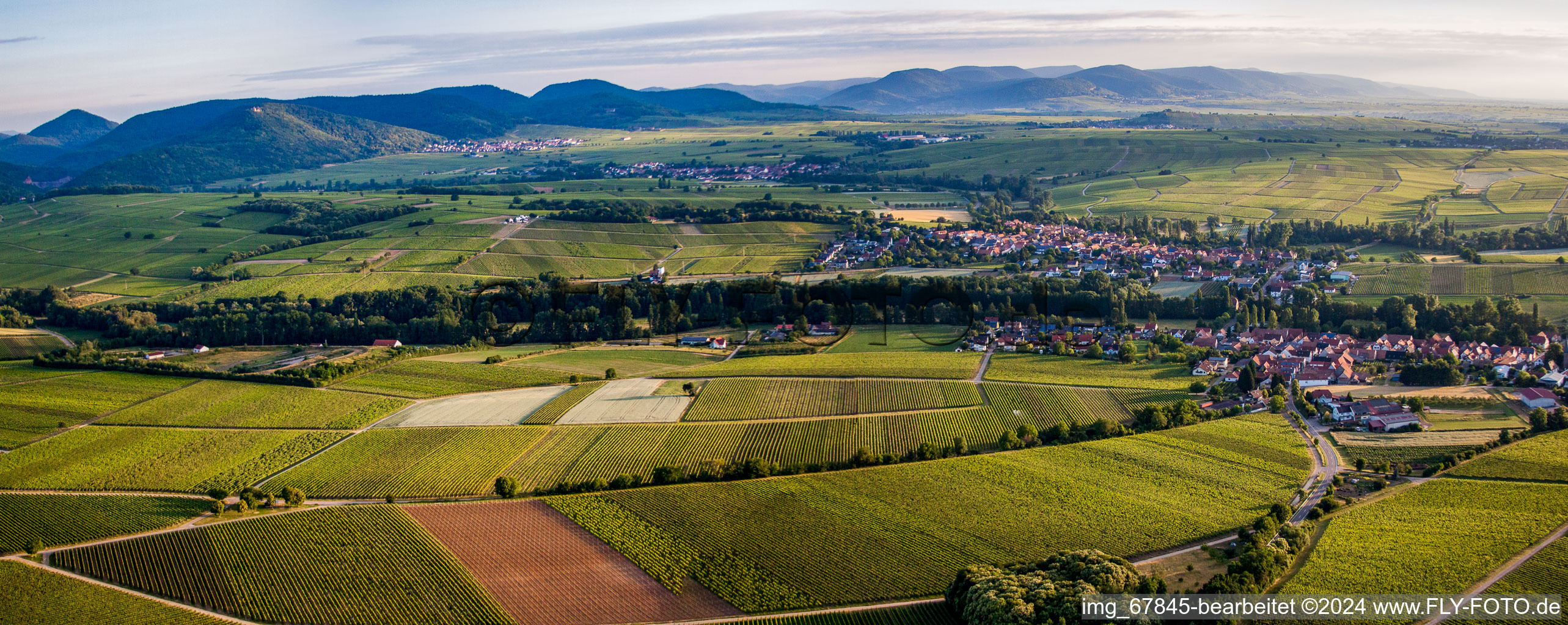 Panorama- Perspektive Dorf - Ansicht am Rande von landwirtschaftlichen Feldern und Nutzflächen im Ortsteil Klingen in Heuchelheim-Klingen im Bundesland Rheinland-Pfalz, Deutschland