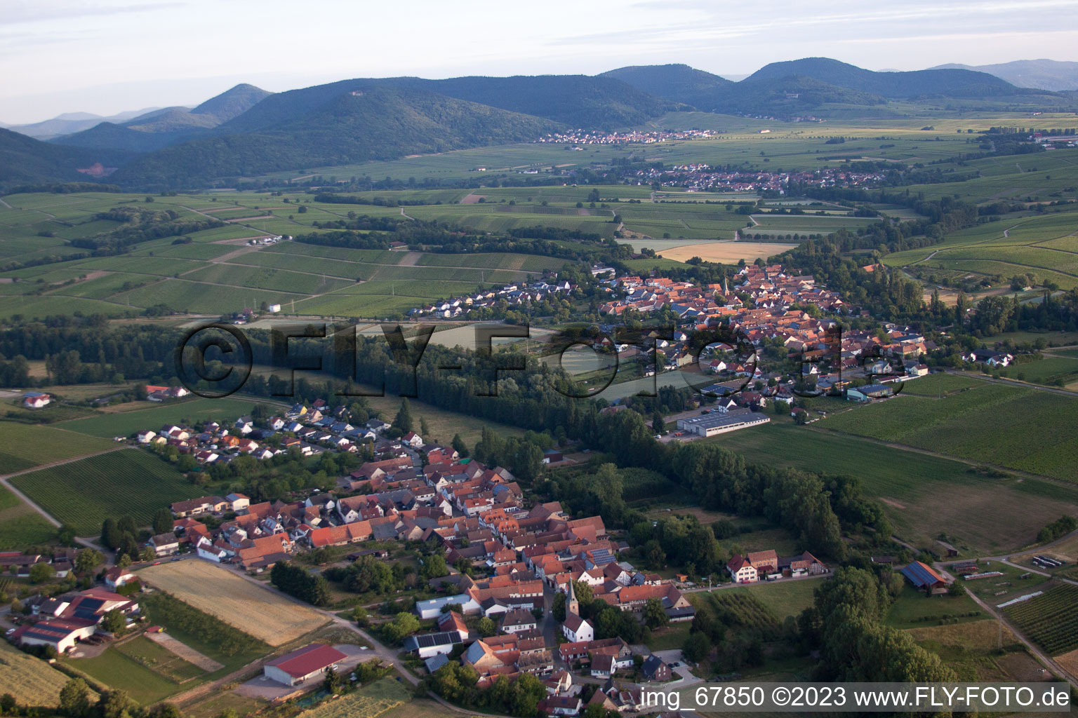 Ortsteil Klingen in Heuchelheim-Klingen im Bundesland Rheinland-Pfalz, Deutschland aus der Luft betrachtet
