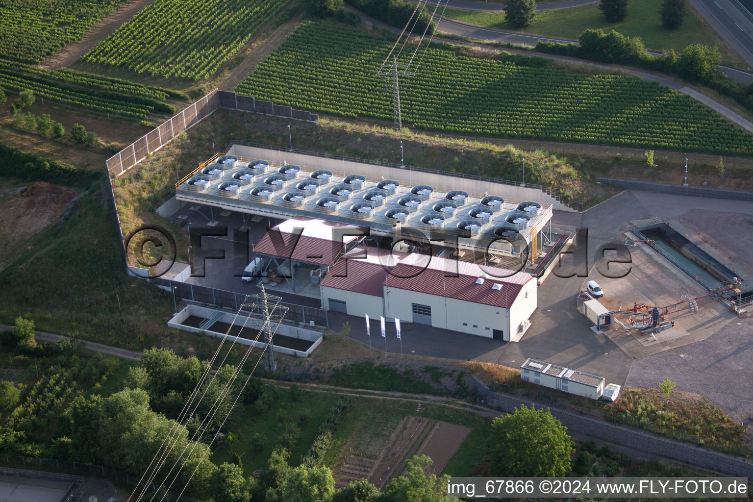 Kühlanlagen des Geothermiekraftwerk in Insheim im Bundesland Rheinland-Pfalz, Deutschland aus der Luft