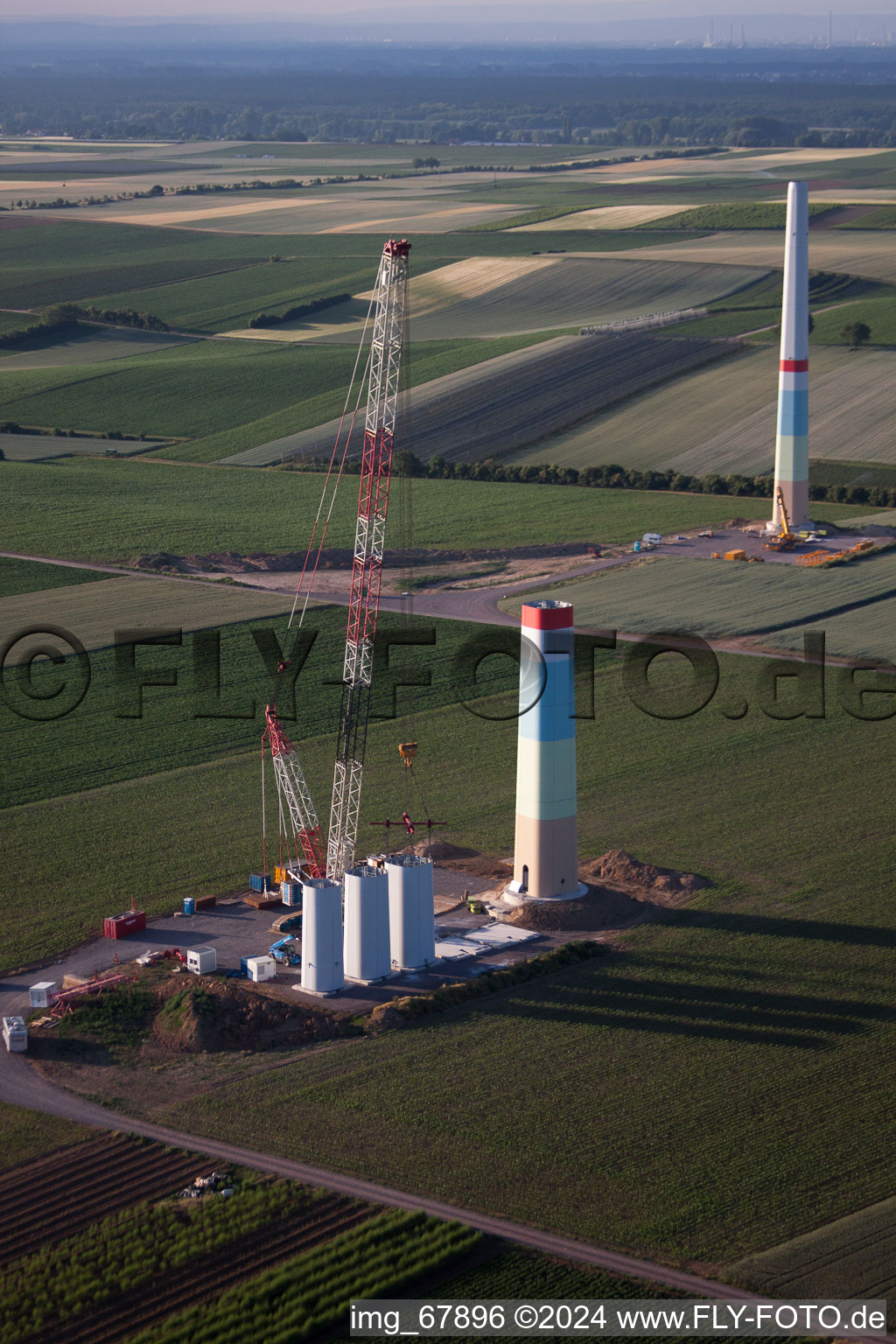 Neuer Windpark in Offenbach an der Queich im Bundesland Rheinland-Pfalz, Deutschland von einer Drohne aus