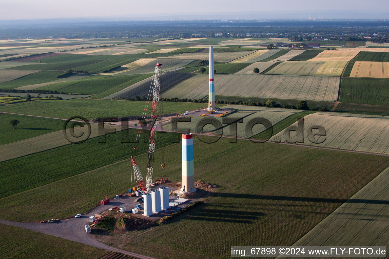 Neuer Windpark in Offenbach an der Queich im Bundesland Rheinland-Pfalz, Deutschland von der Drohne aus gesehen