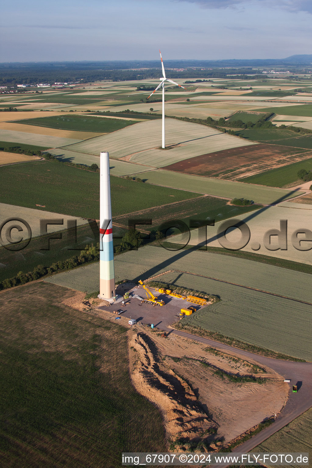 Schrägluftbild von Neuer Windpark in Offenbach an der Queich im Bundesland Rheinland-Pfalz, Deutschland