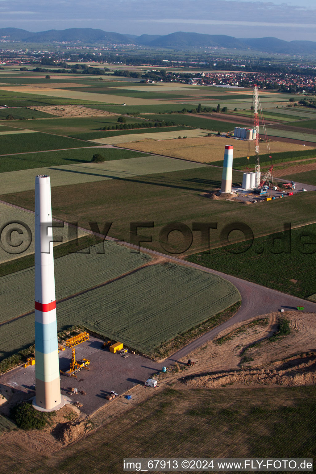 Neuer Windpark in Offenbach an der Queich im Bundesland Rheinland-Pfalz, Deutschland von oben gesehen