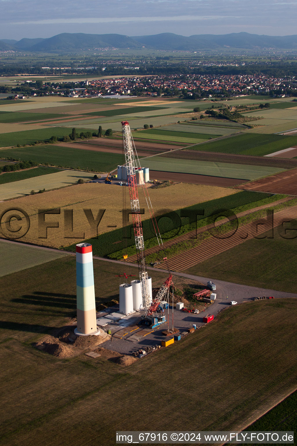 Neuer Windpark in Offenbach an der Queich im Bundesland Rheinland-Pfalz, Deutschland aus der Luft betrachtet