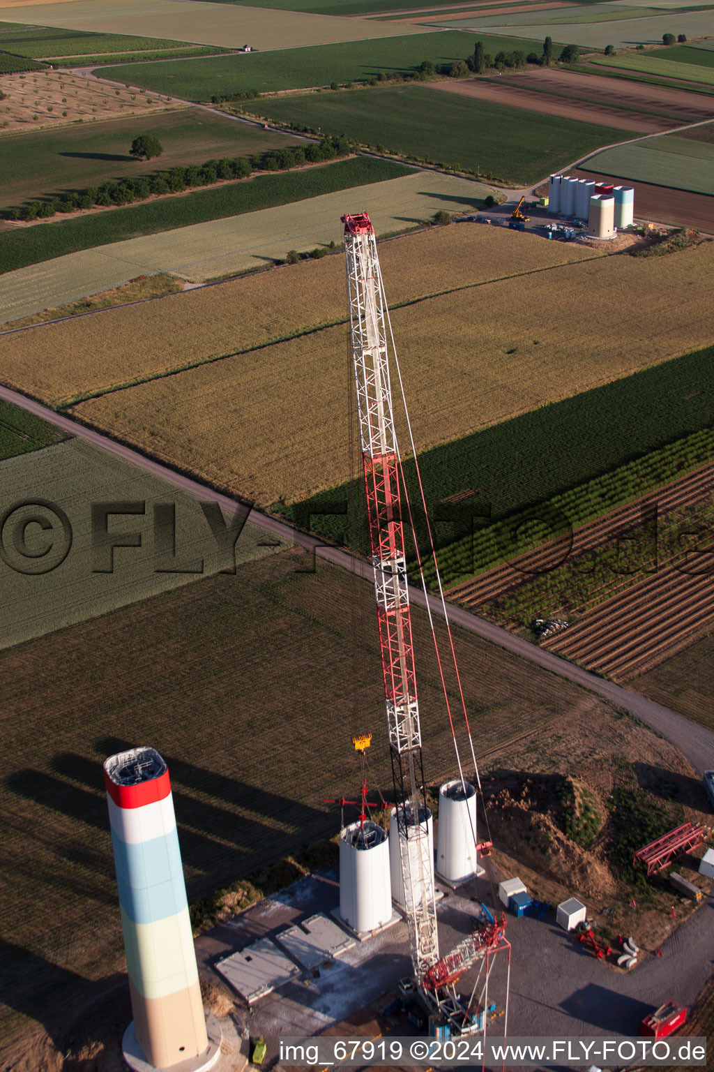 Neuer Windpark in Offenbach an der Queich im Bundesland Rheinland-Pfalz, Deutschland aus der Drohnenperspektive