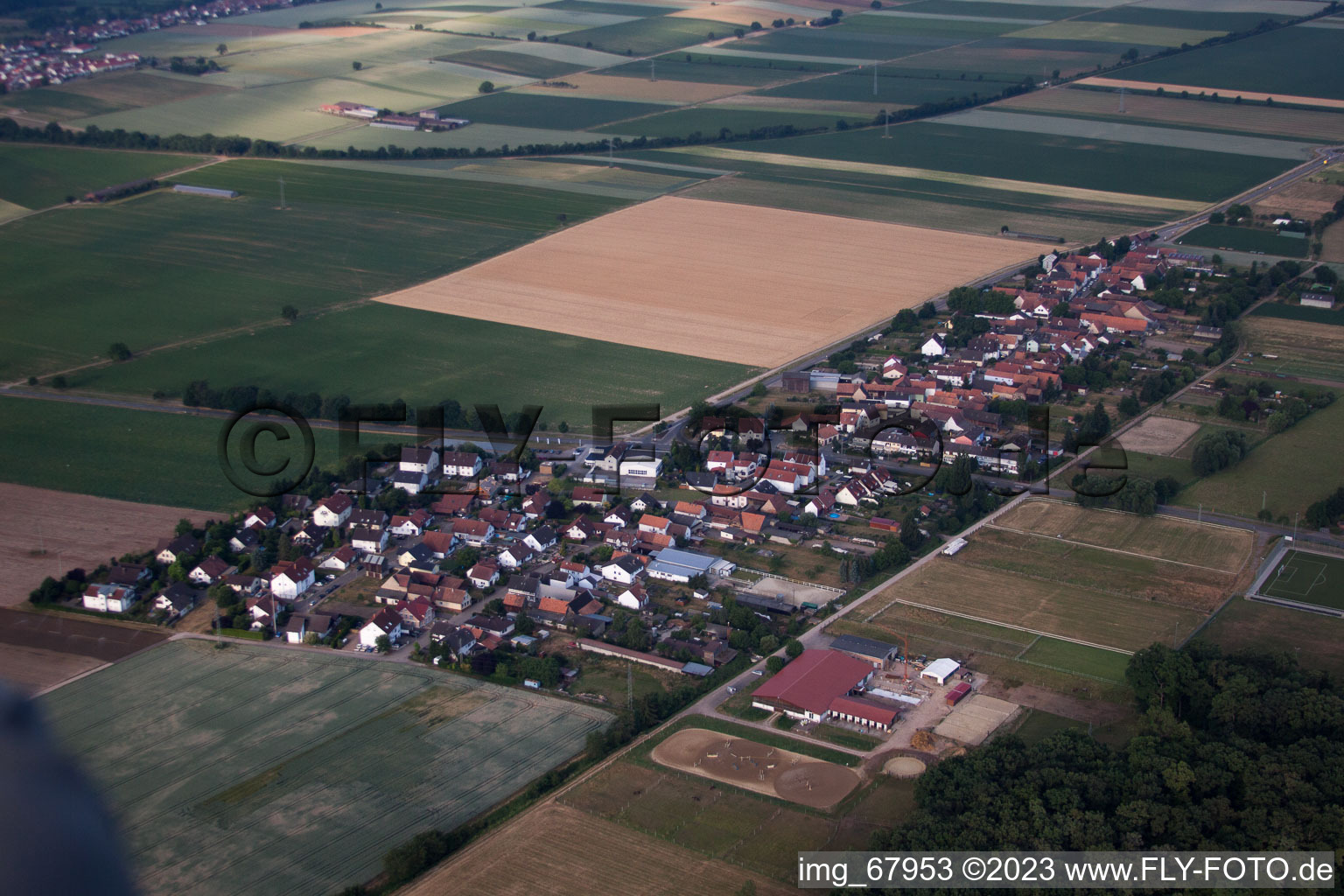 Schrägluftbild von Ortsteil Minderslachen in Kandel im Bundesland Rheinland-Pfalz, Deutschland