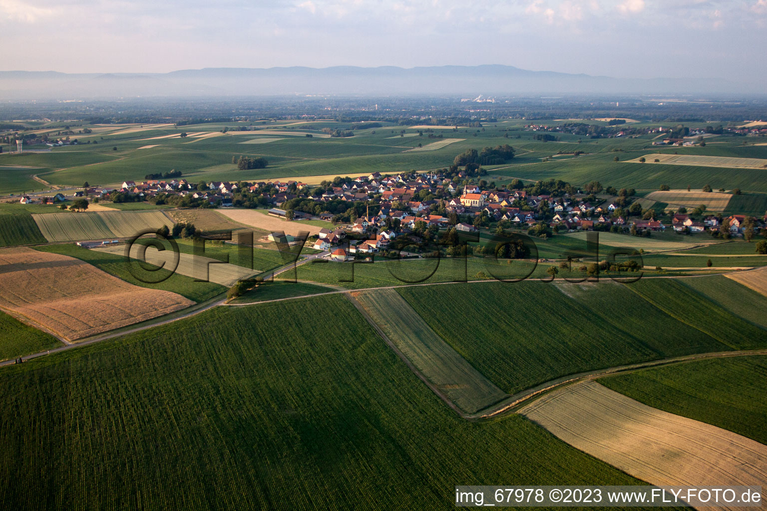 Drohnenbild von Siegen im Bundesland Bas-Rhin, Frankreich