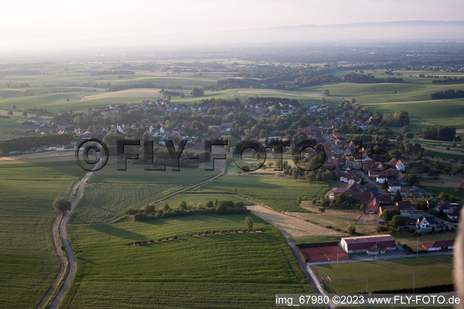 Eberbach-Seltz im Bundesland Bas-Rhin, Frankreich aus der Vogelperspektive