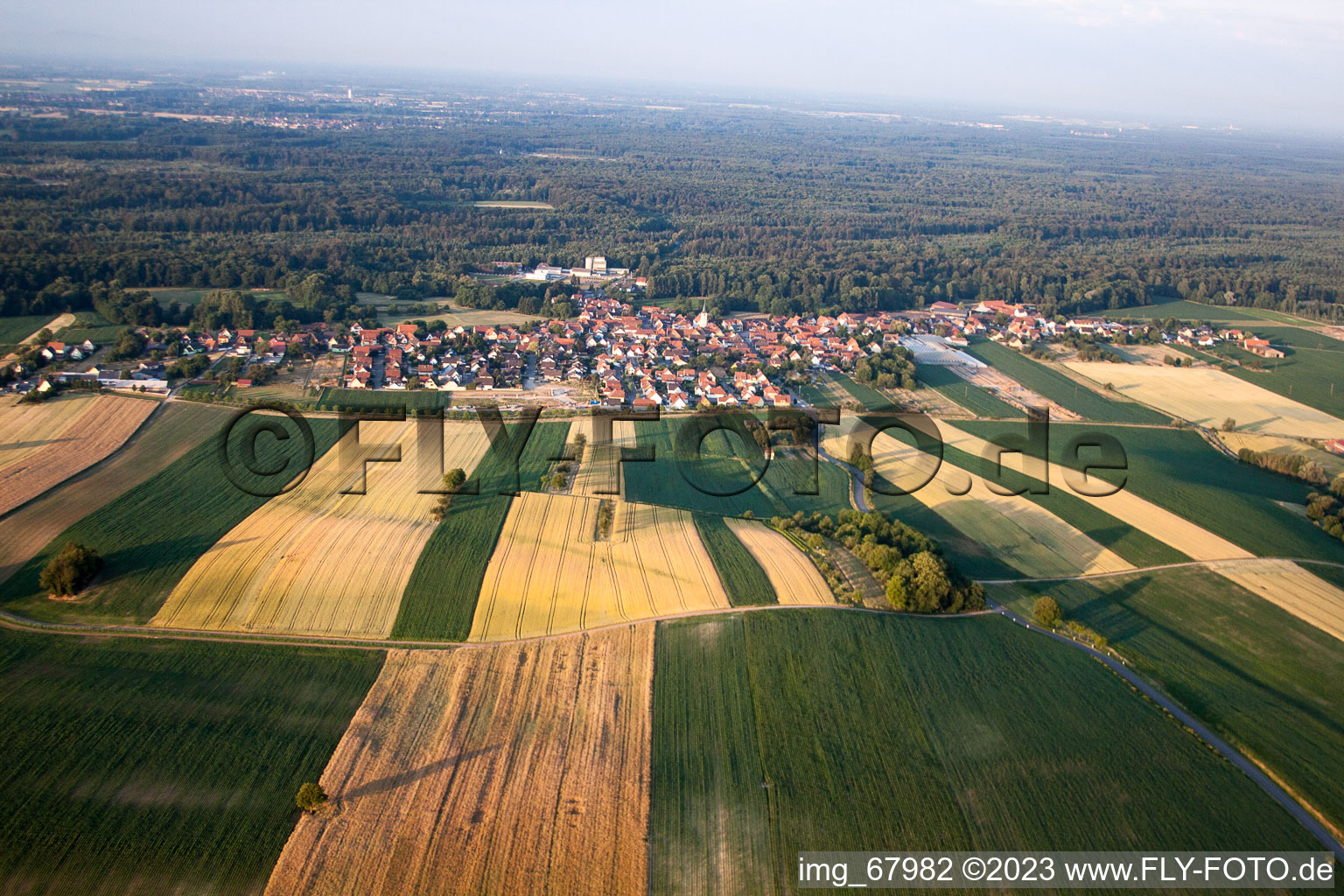 Luftaufnahme von Niederrœdern im Bundesland Bas-Rhin, Frankreich